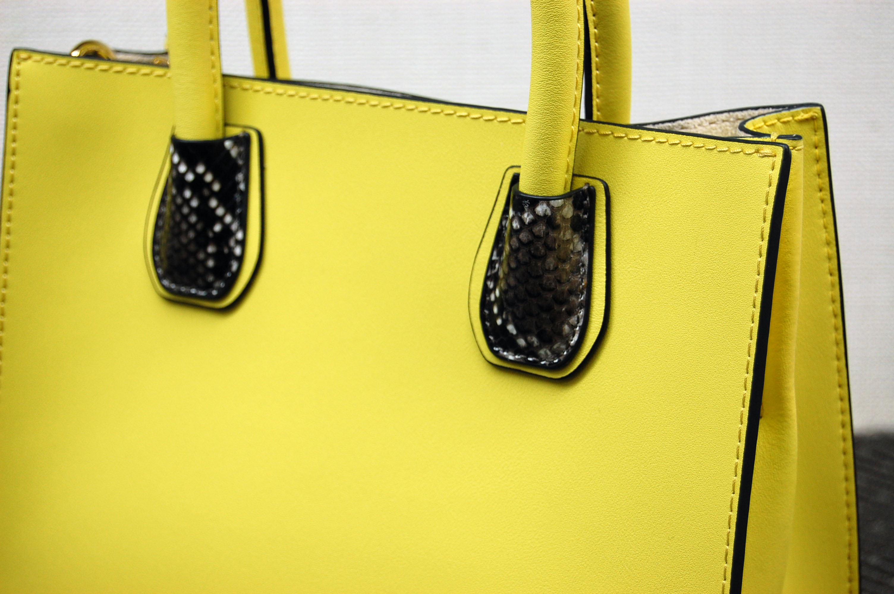 カウレザー　ミニトートバッグの画像