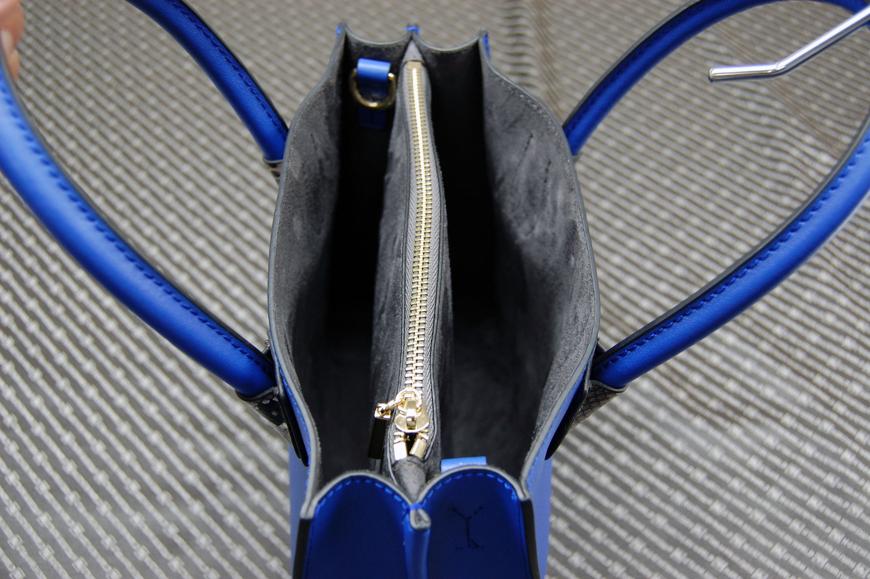 カウレザー　ミニトートバッグの画像