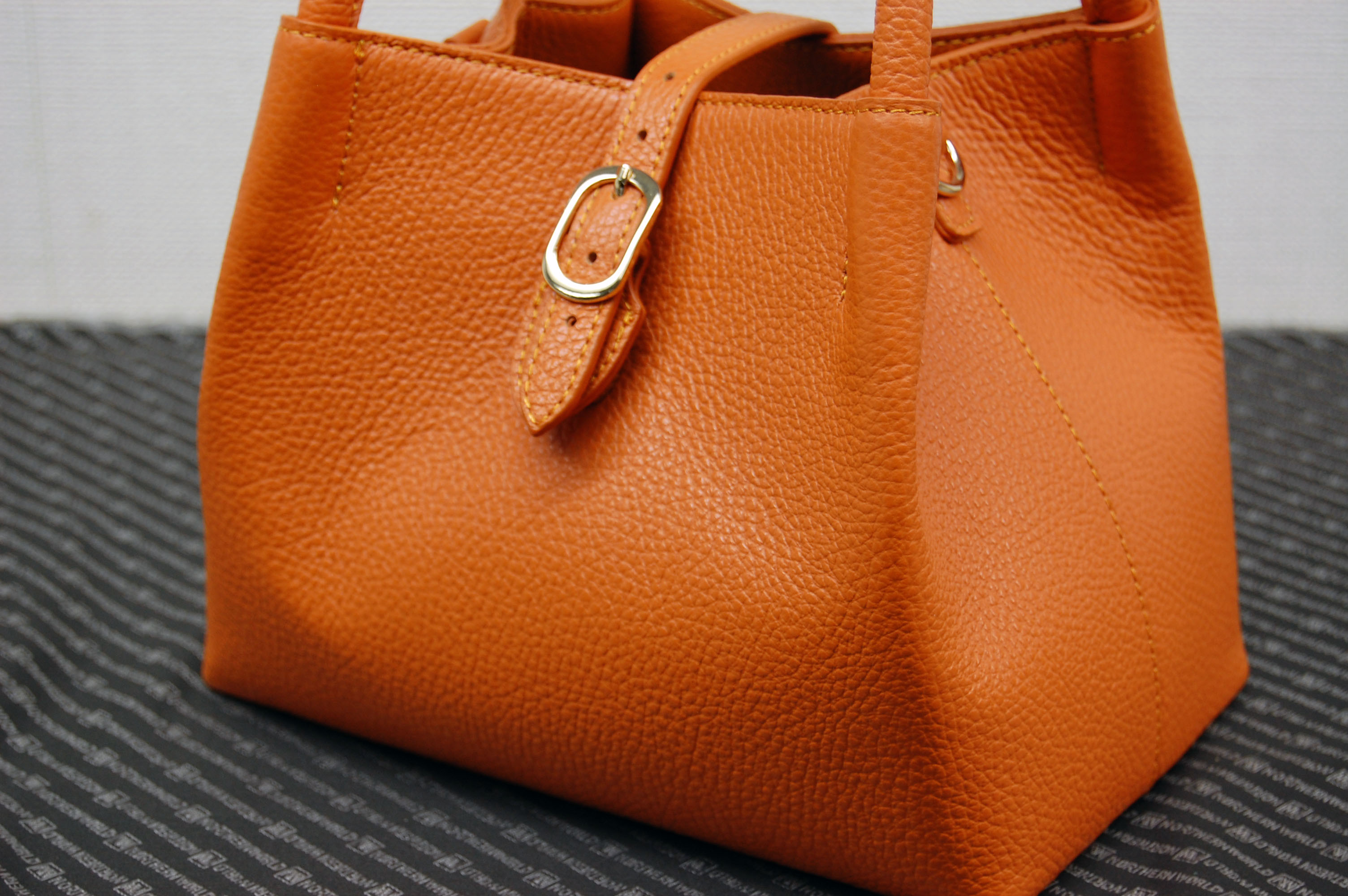 イタリアンカーフレザー　ハンドバッグの画像