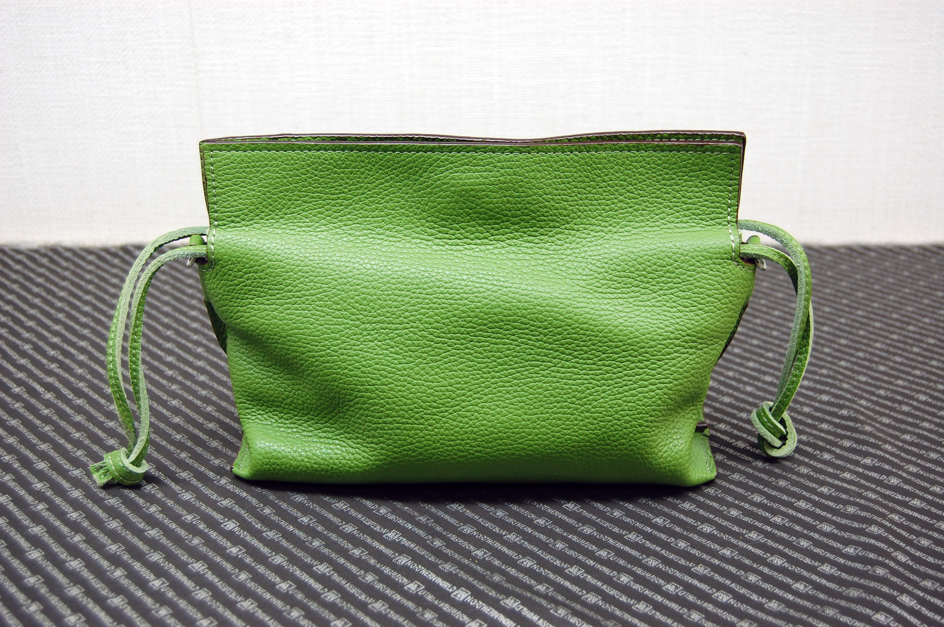 イタリアンカーフレザー　巾着ショルダーバッグの画像