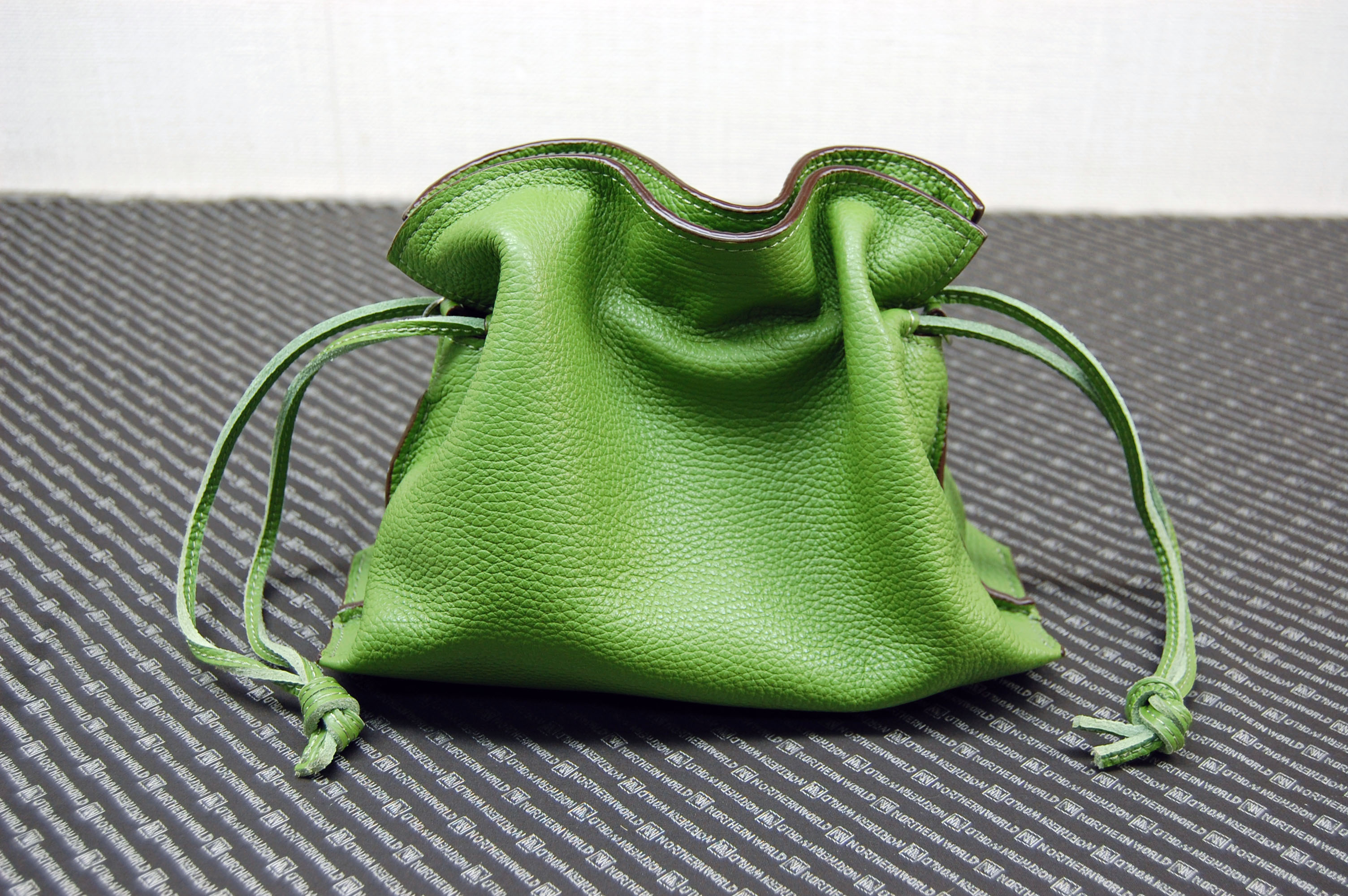 イタリアンカーフレザー　巾着ショルダーバッグの画像