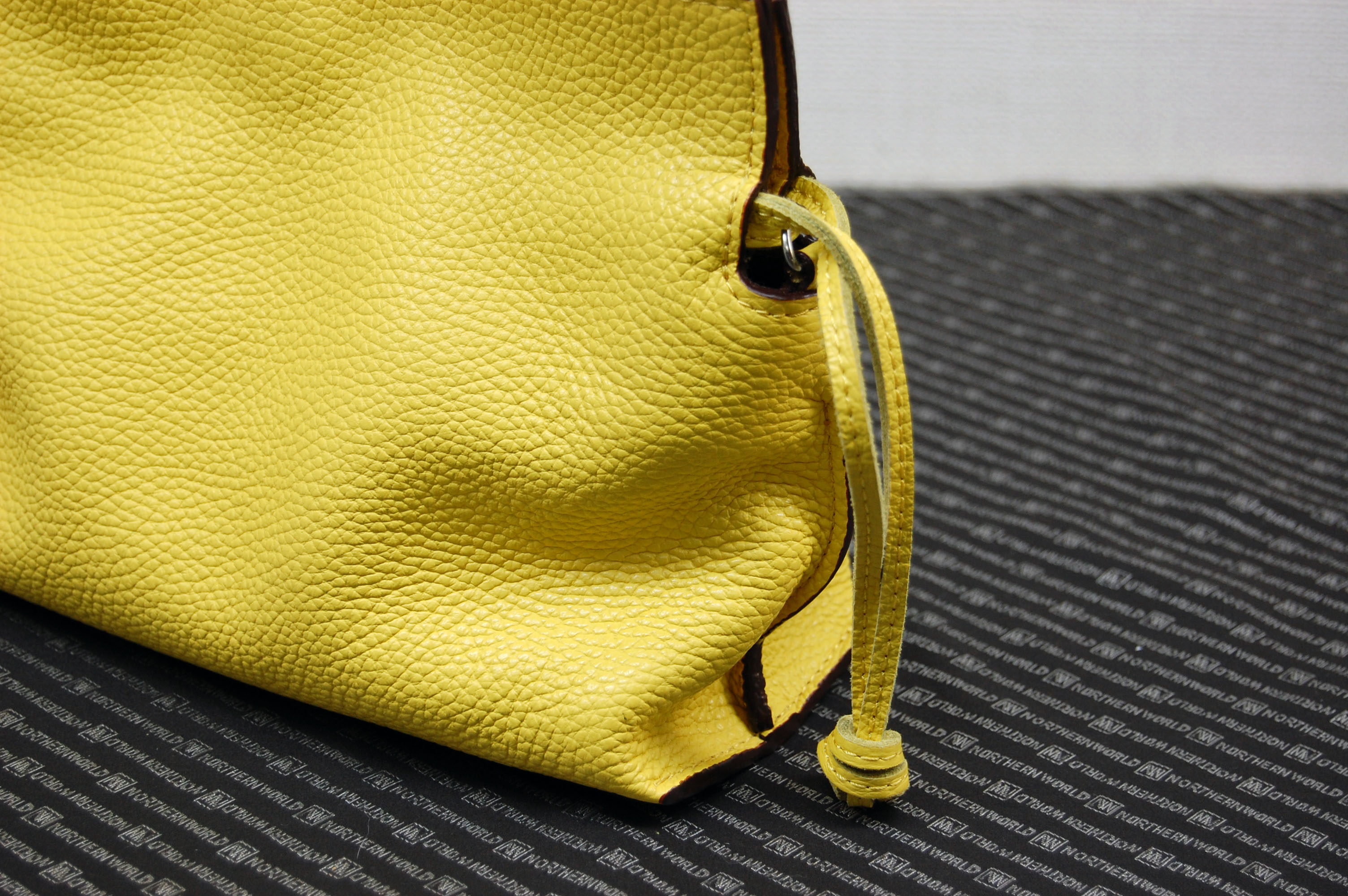 イタリアンカーフレザー　巾着ショルダーバッグの画像