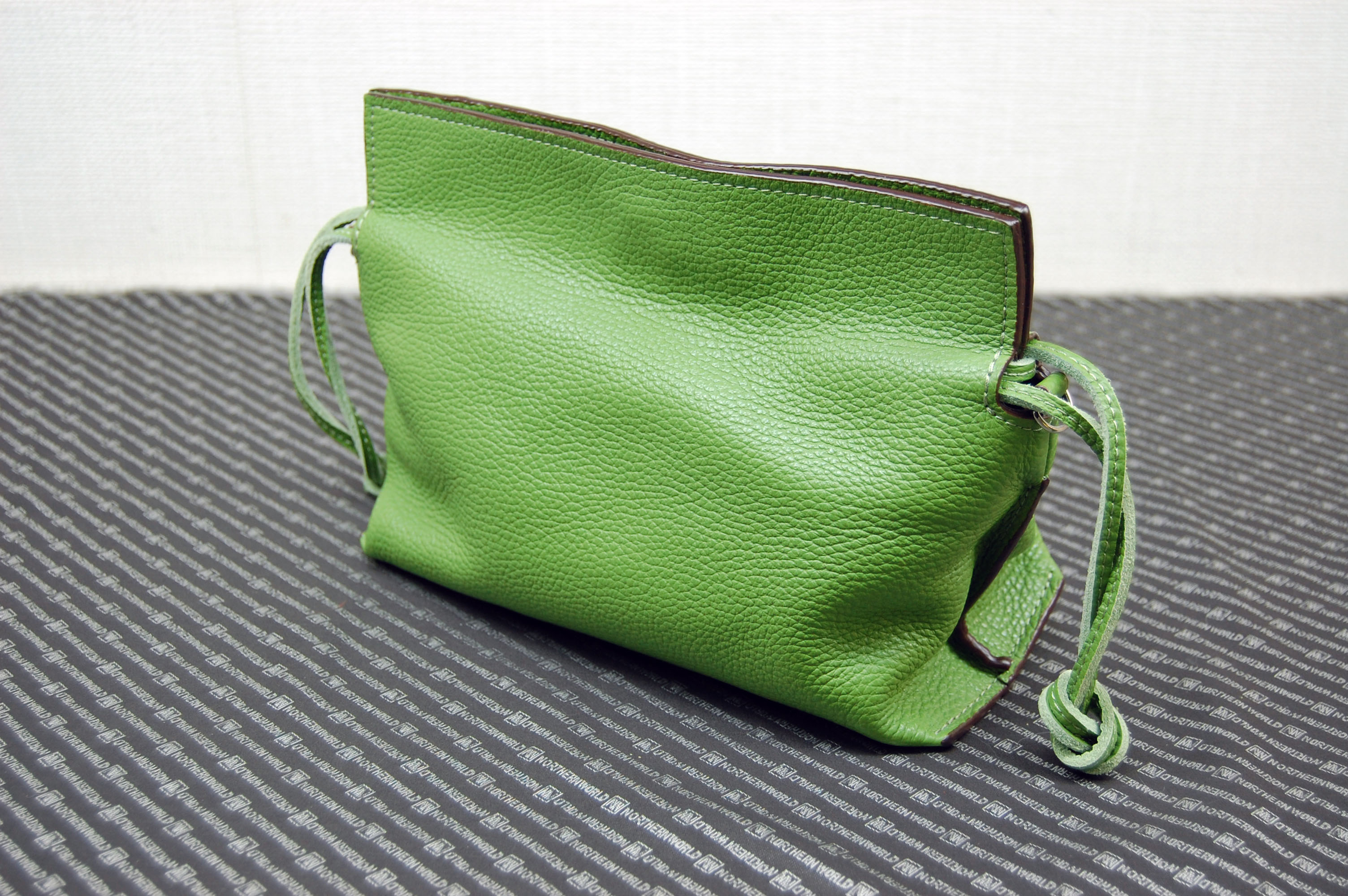 イタリアンカーフレザー　巾着ショルダーバッグの画像