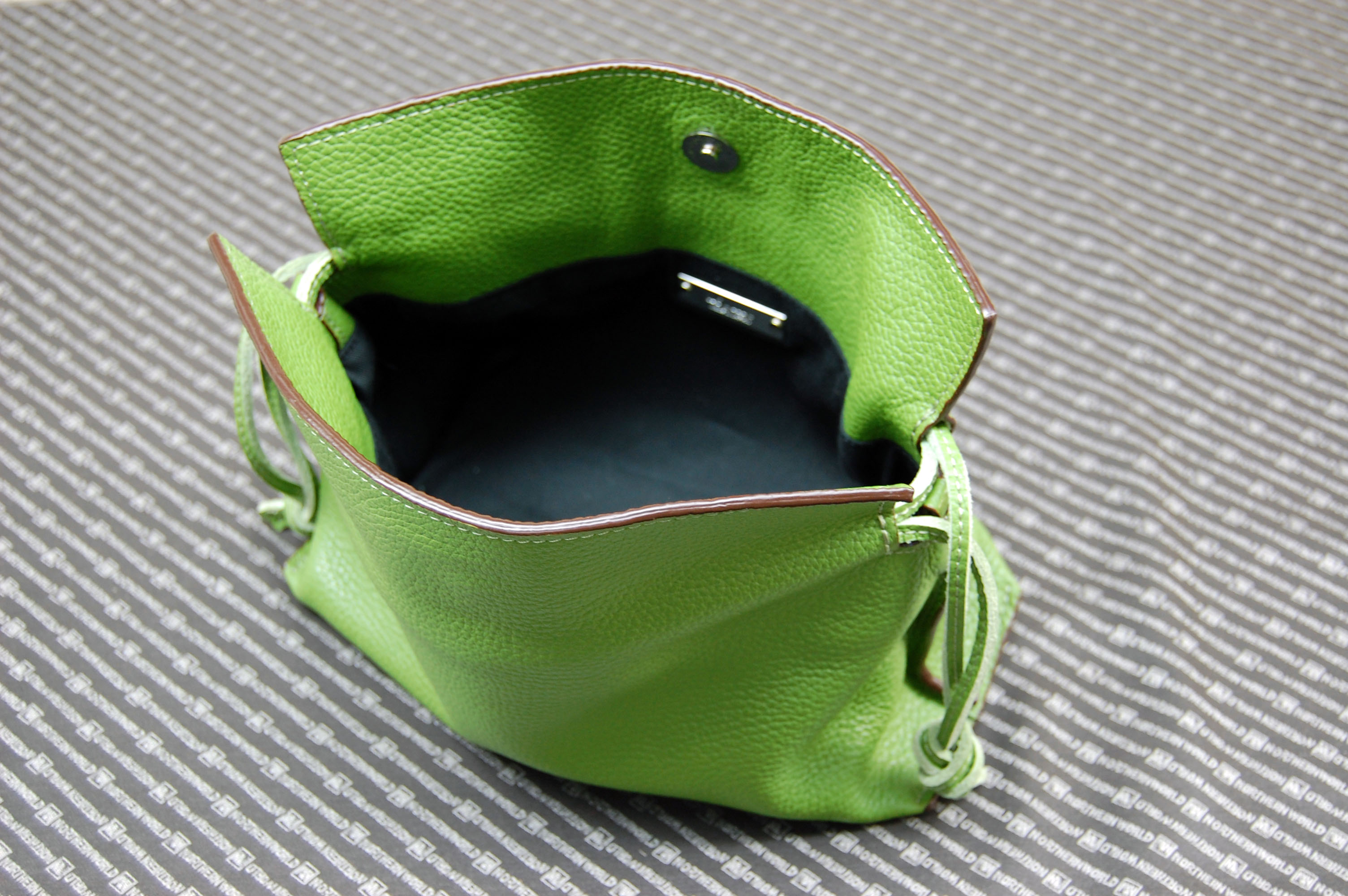 イタリアンカーフレザー　巾着ショルダーバッグの画像