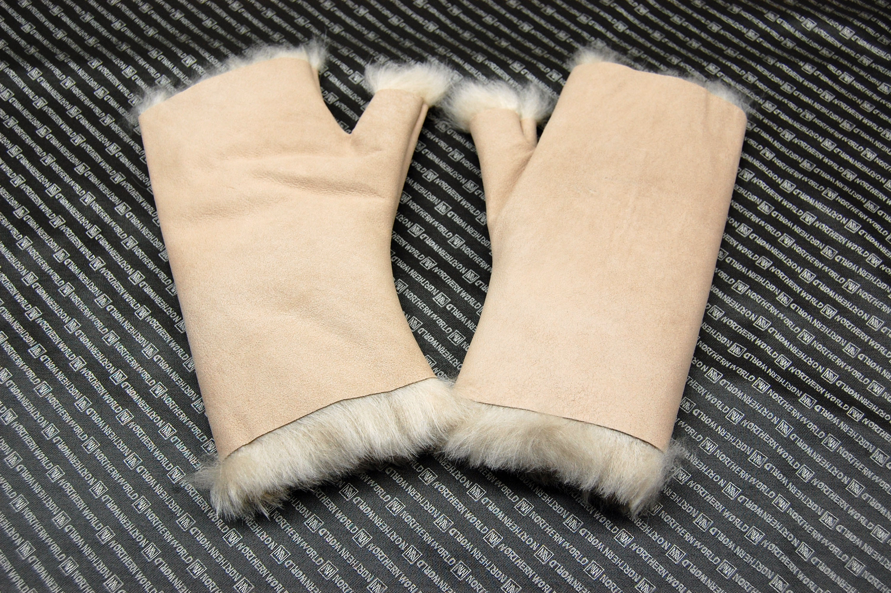 カシミヤゴート　フィンガーレスグローブの画像