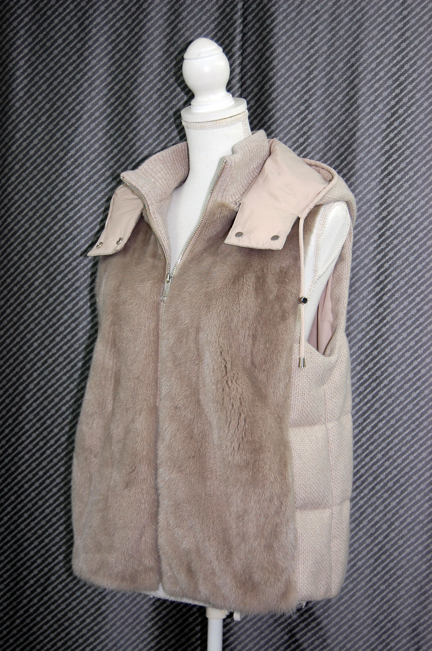 ミンク＆カシミヤツイード　中綿入りフーディーベストの画像