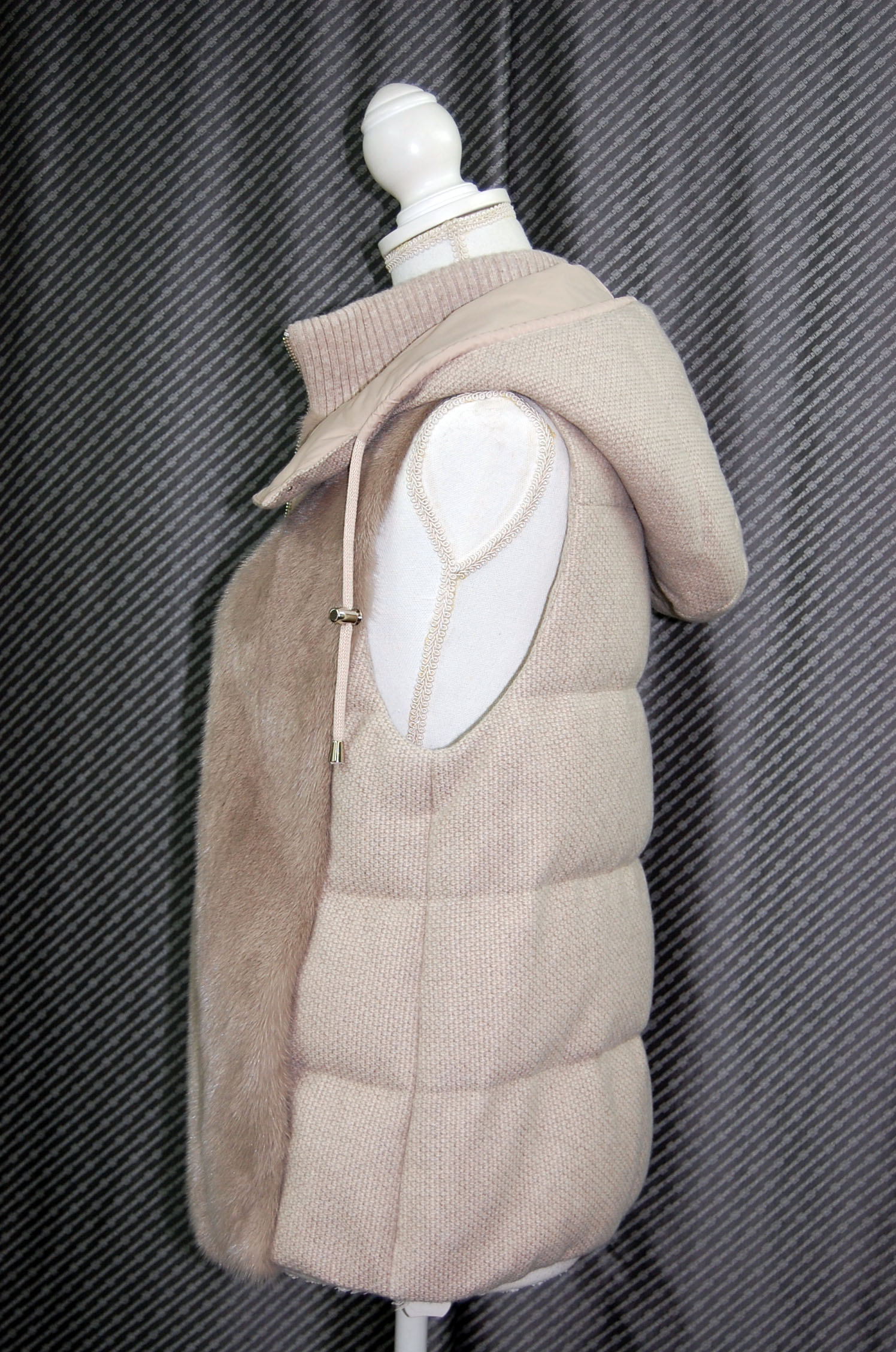 ミンク＆カシミヤツイード　中綿入りフーディーベストの画像