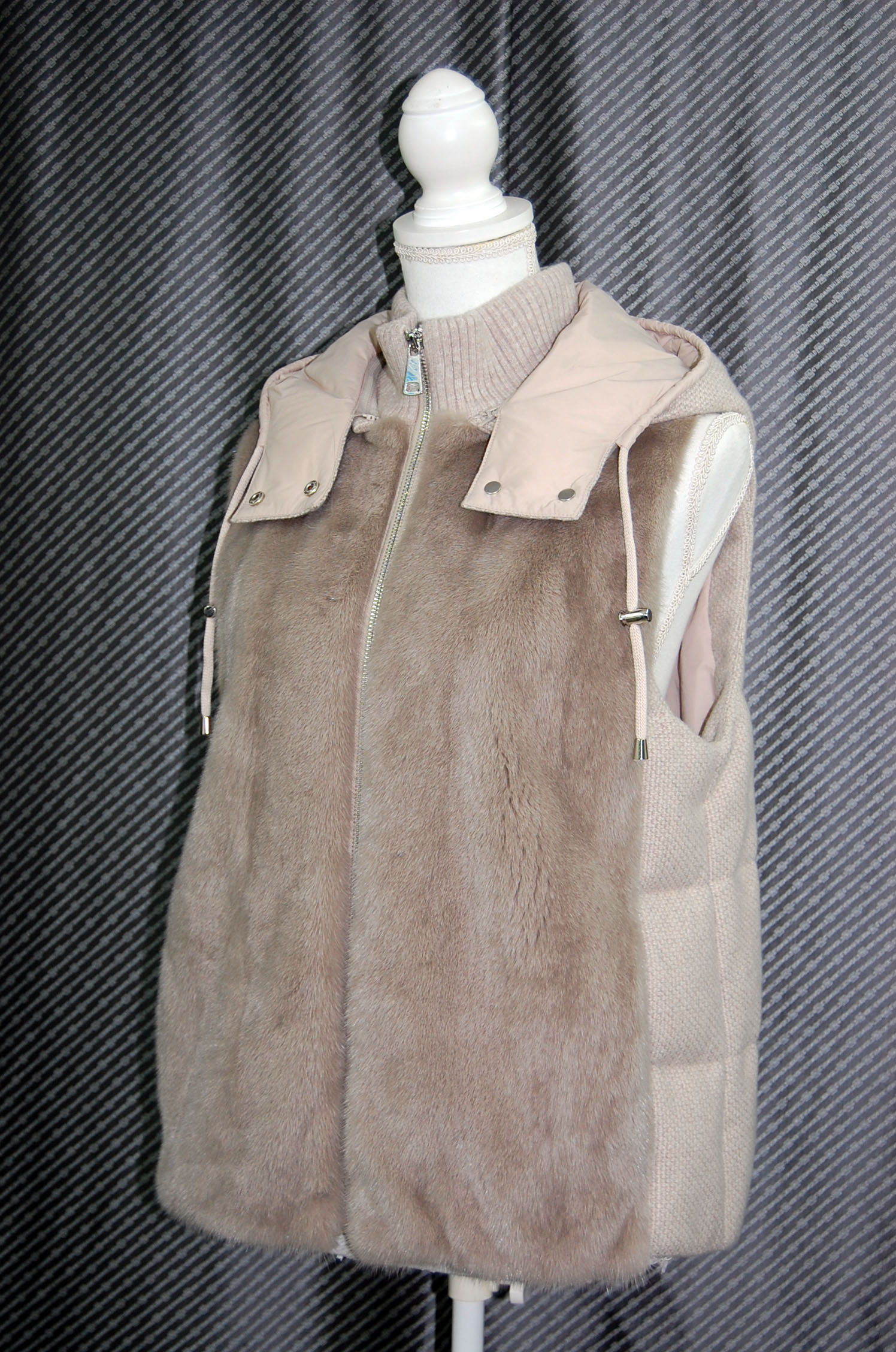 ミンク＆カシミヤツイード　中綿入りフーディーベストの画像