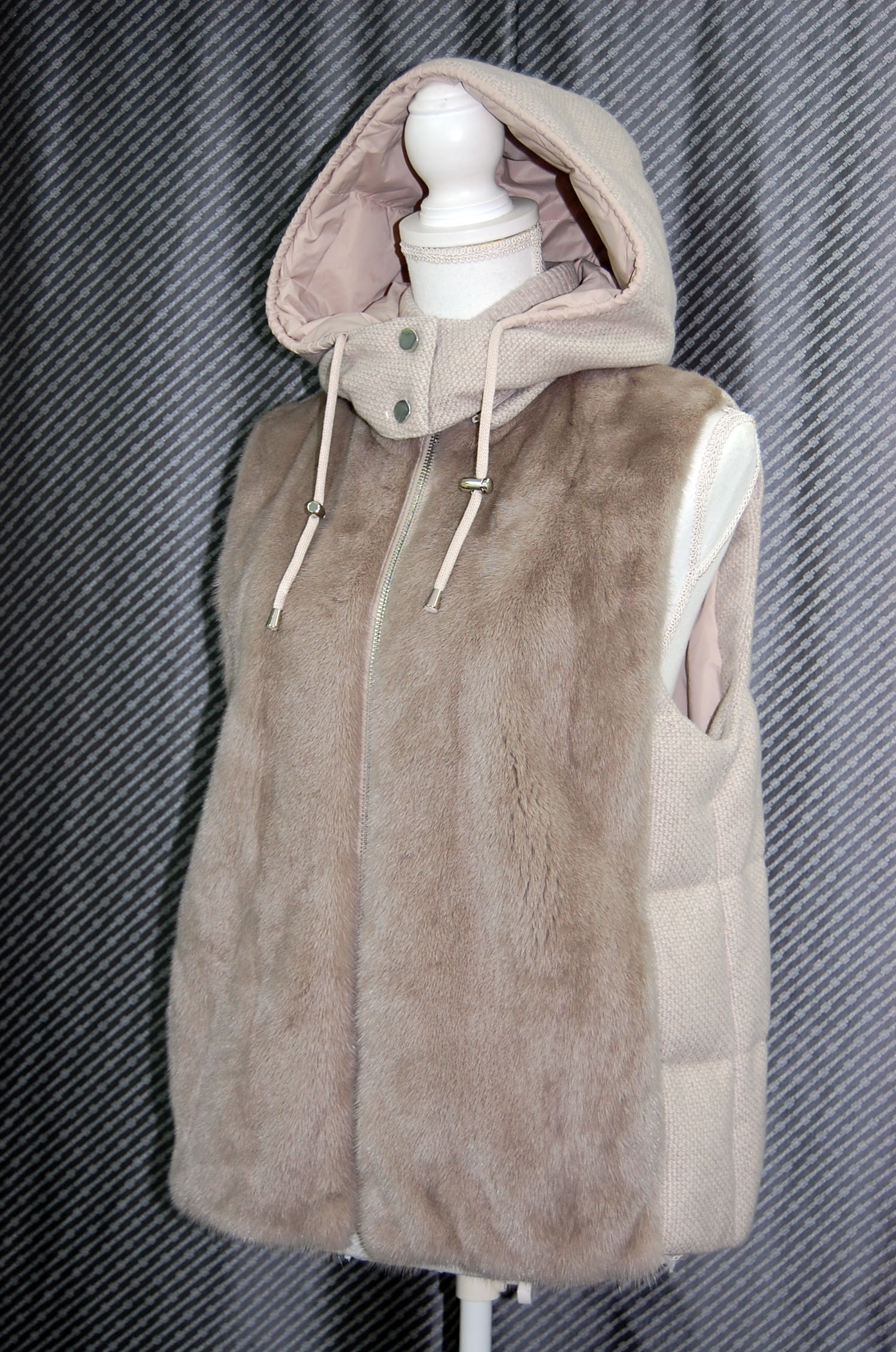 ミンク＆カシミヤツイード　中綿入りフーディーベストの画像