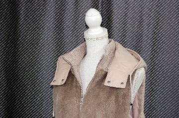 ミンク＆カシミヤツイード　中綿入りフーディーベストの画像