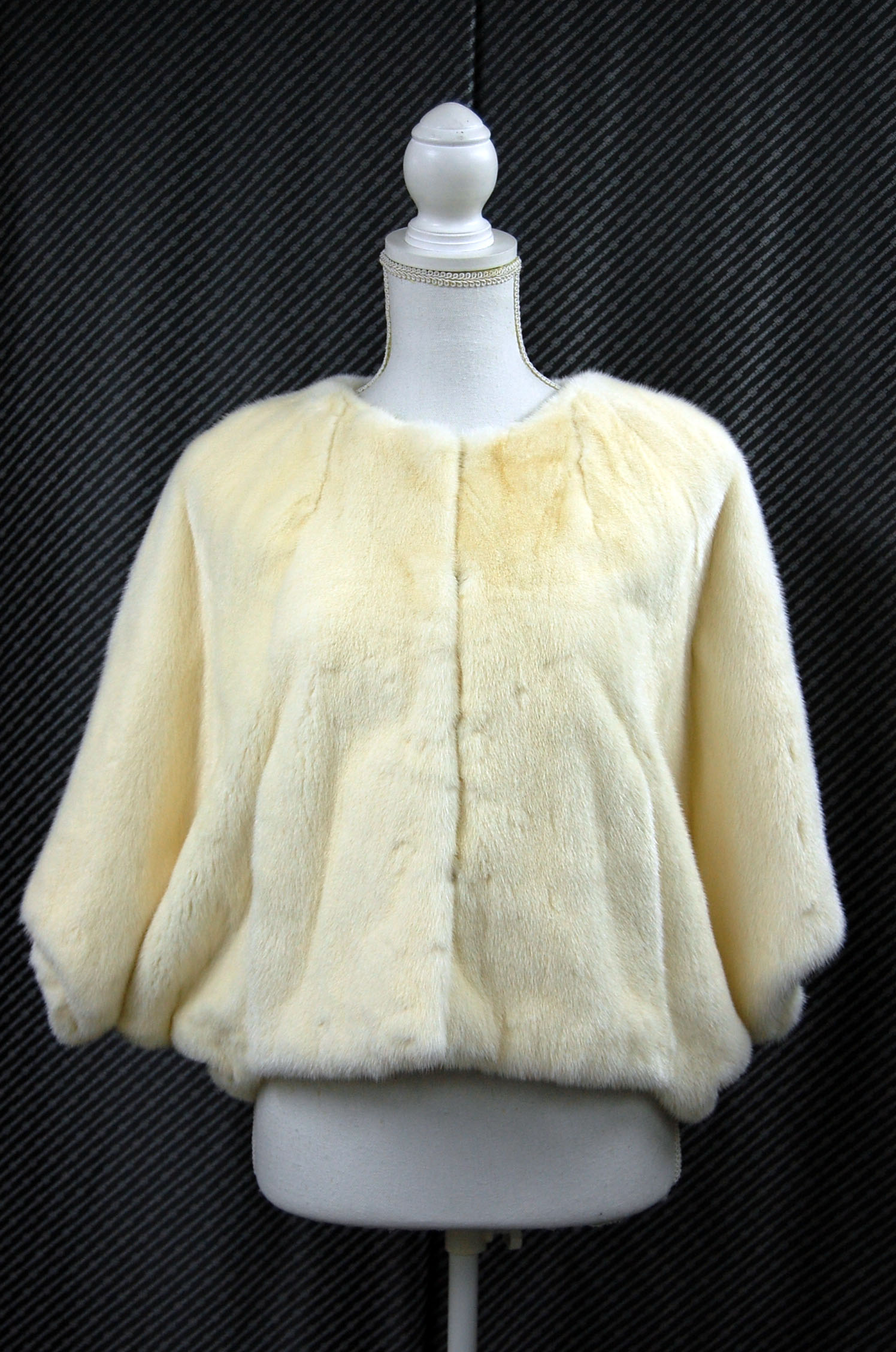 ホワイトミンク　ドルマンジャケットの画像