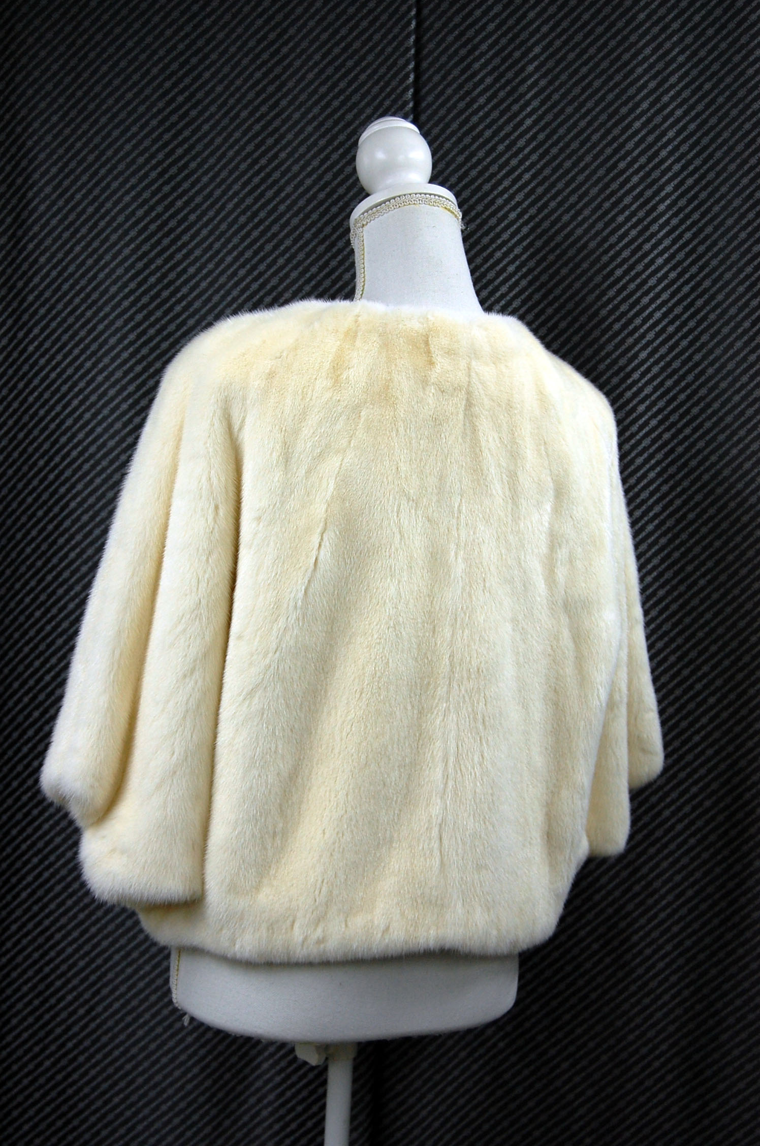 ホワイトミンク　ドルマンジャケットの画像