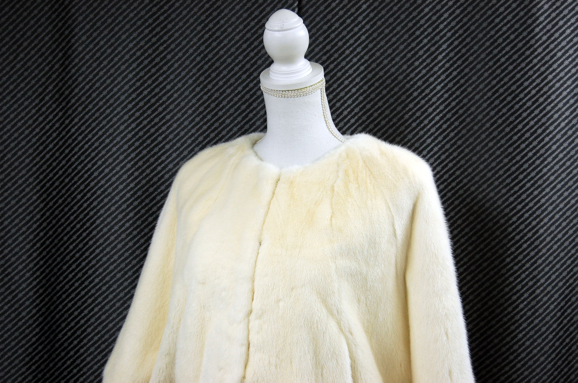 ホワイトミンク　ドルマンジャケットの画像