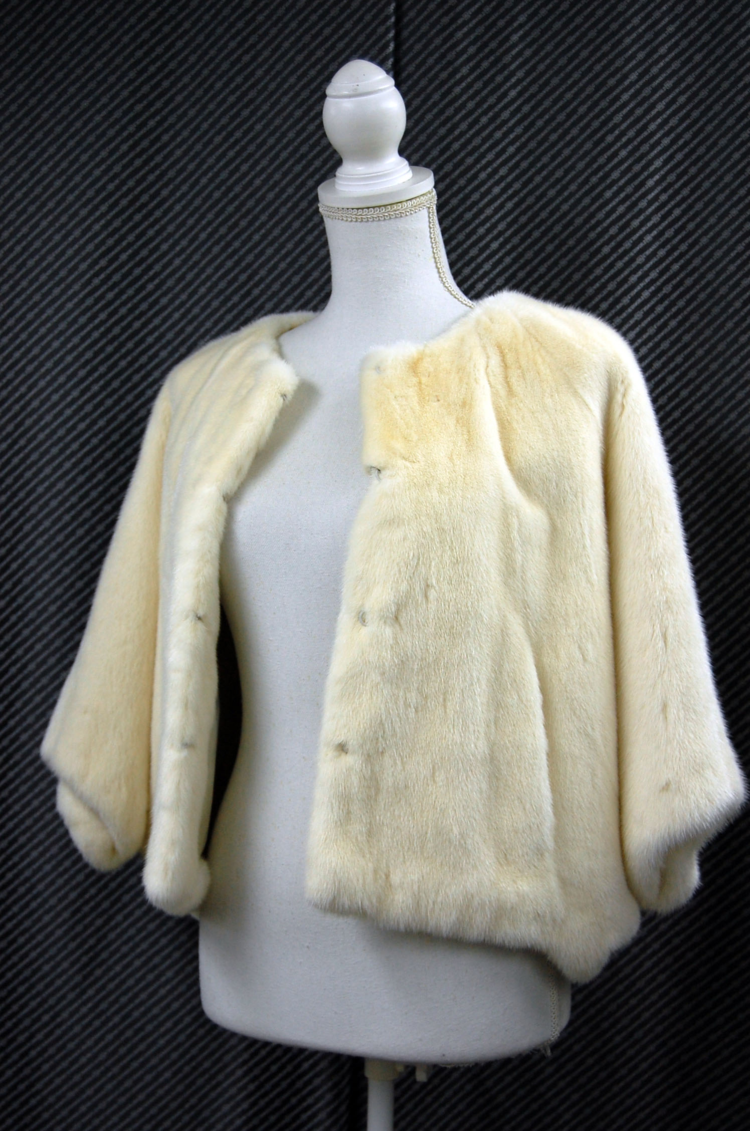 ホワイトミンク　ドルマンジャケットの画像