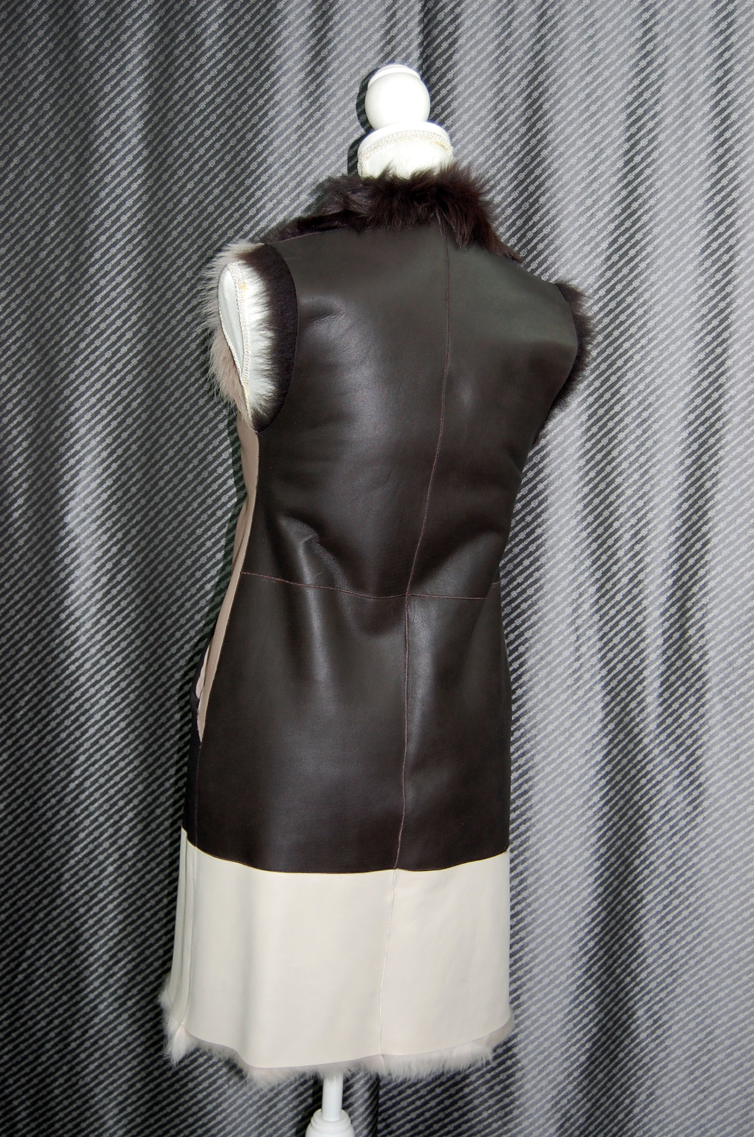 トスカーナラム　リバーシブルロングベストの画像