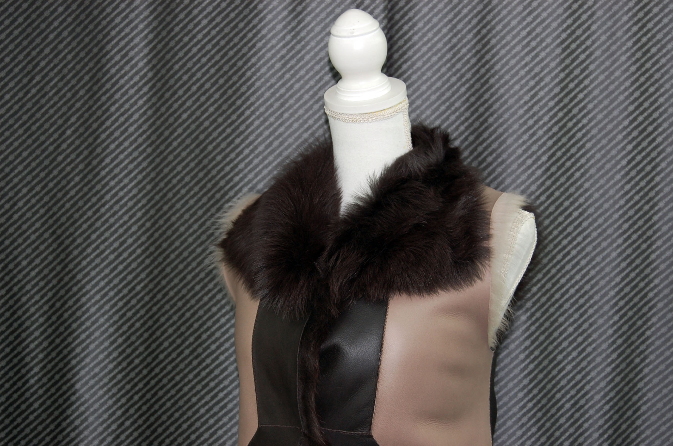 トスカーナラム　リバーシブルロングベストの画像