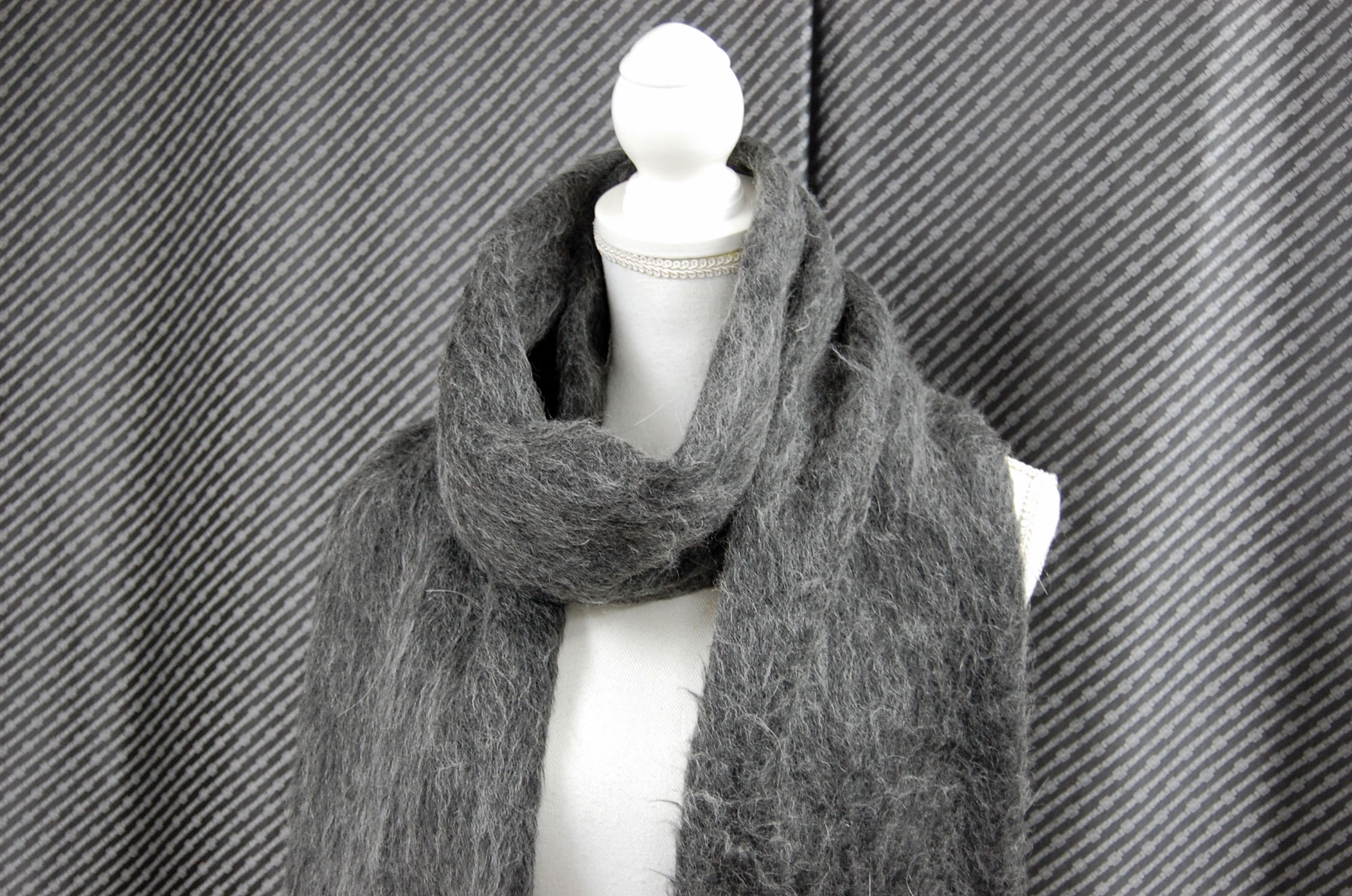 ウール＆モヘヤ混　ロングマフラー　シルバーフォックストリムの画像