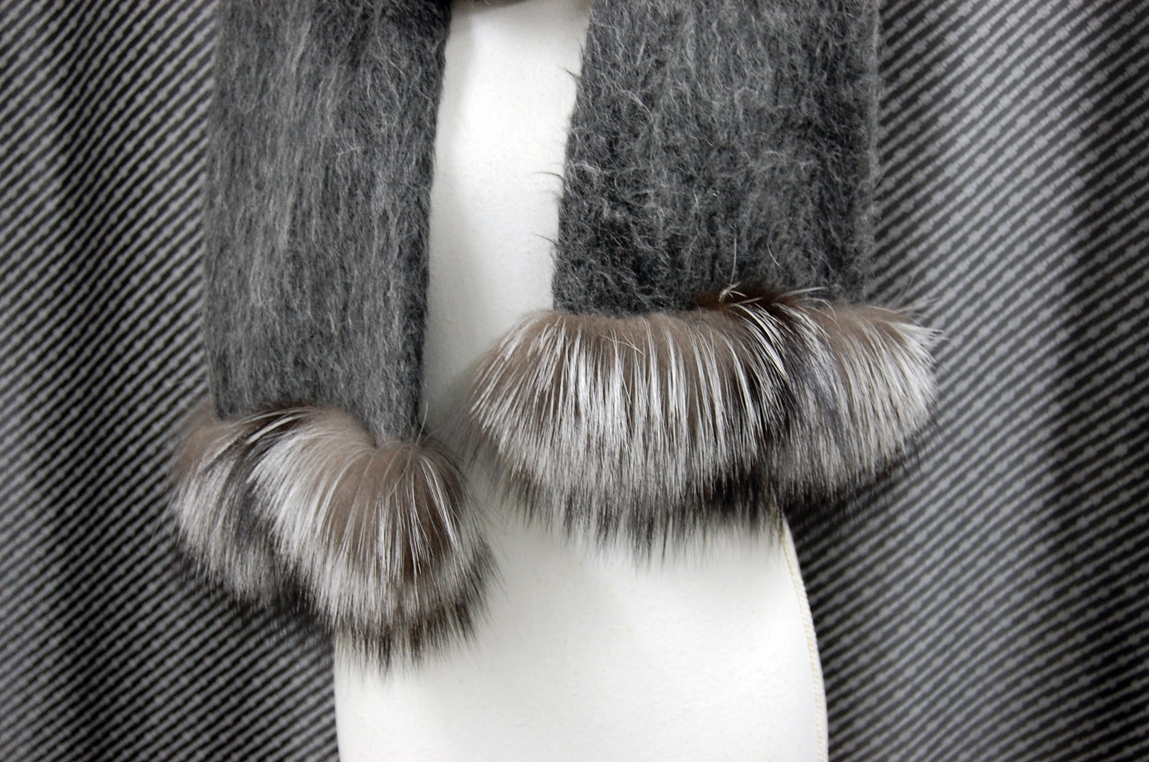 ウール＆モヘヤ混　ロングマフラー　シルバーフォックストリムの画像