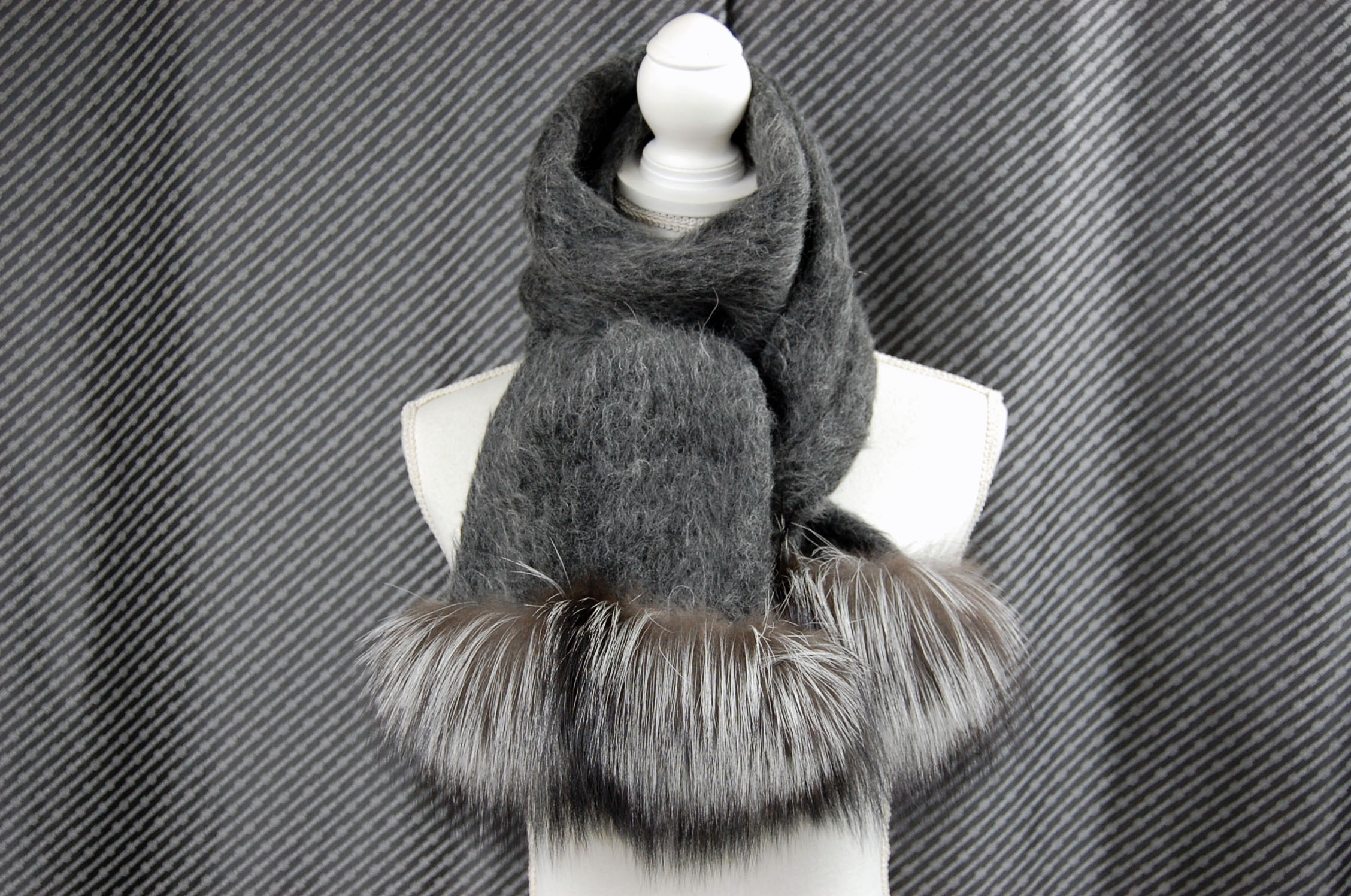 ウール＆モヘヤ混　ロングマフラー　シルバーフォックストリムの画像