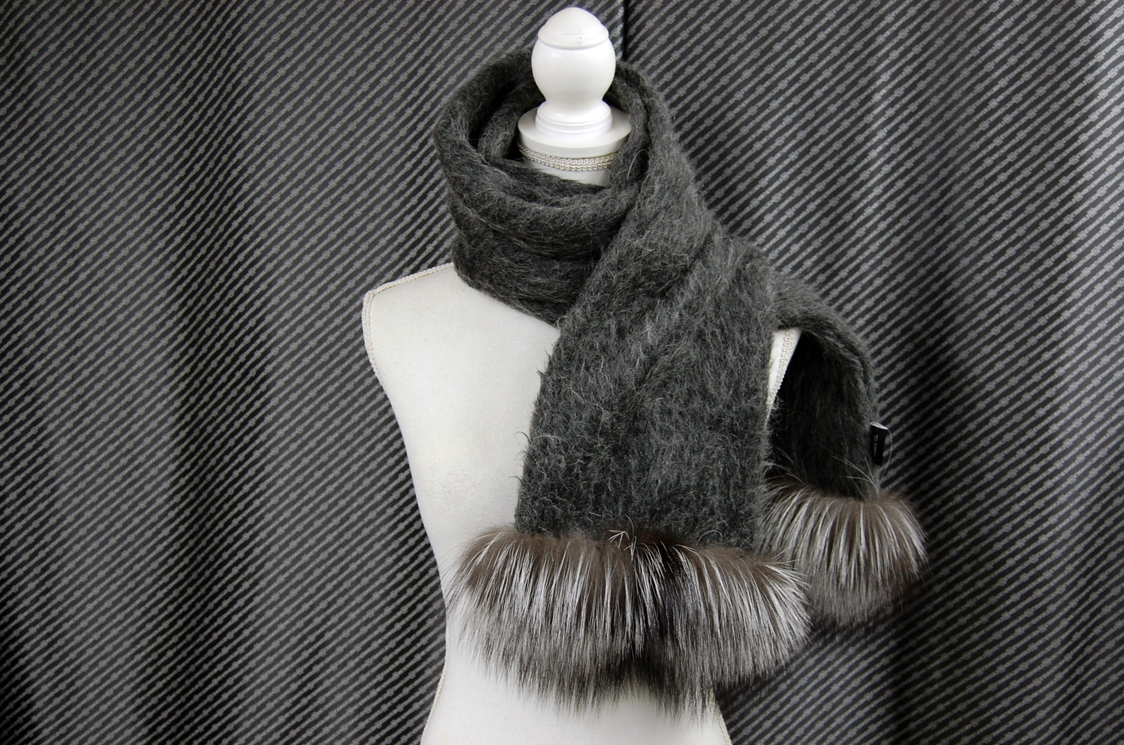 ウール＆モヘヤ混　ロングマフラー　シルバーフォックストリムの画像