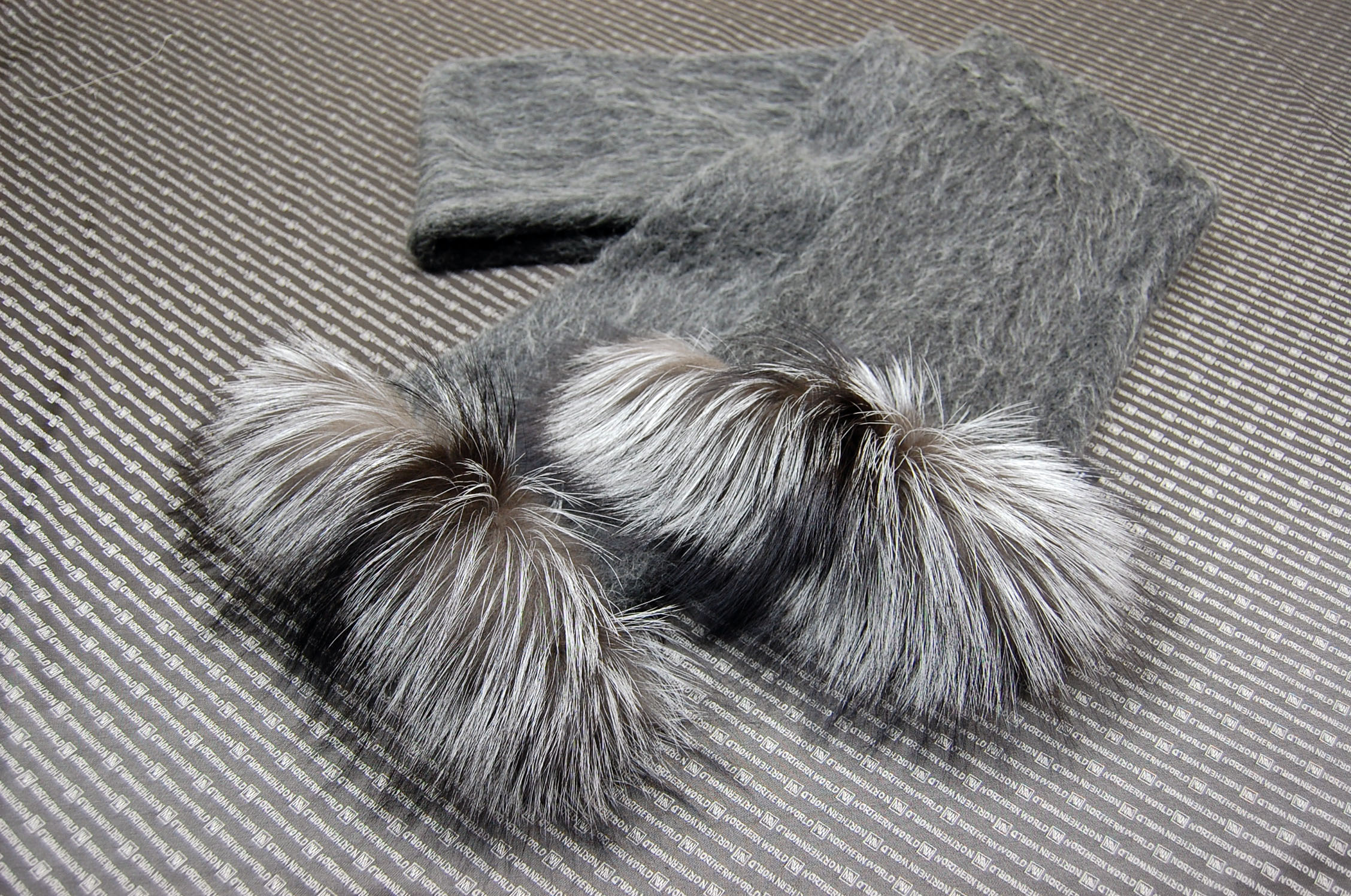 ウール＆モヘヤ混　ロングマフラー　シルバーフォックストリムの画像