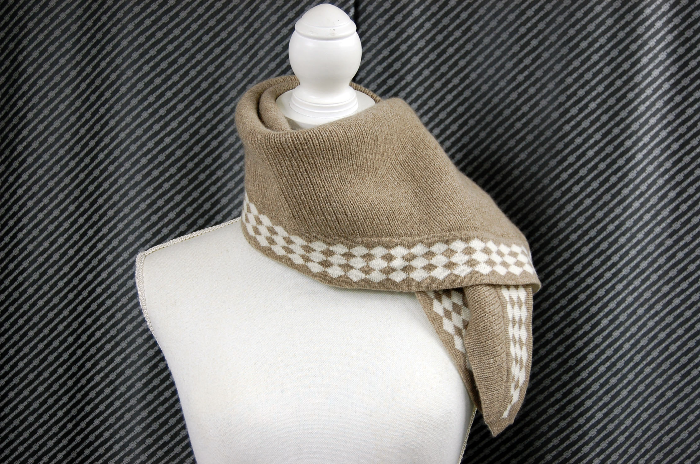 カシミヤニット　三角ストールの画像