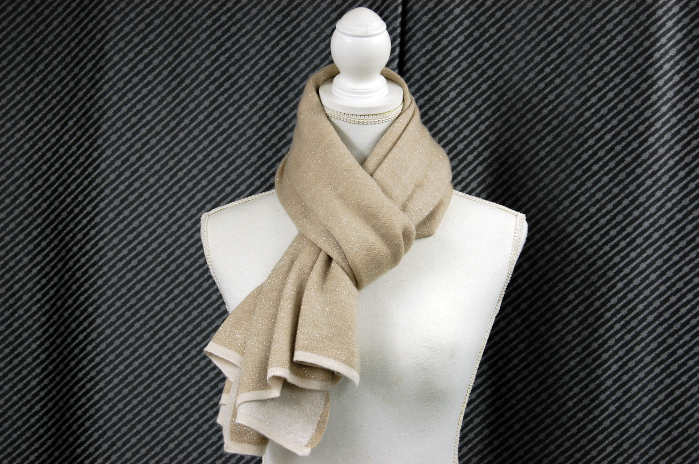 カシミヤニット　三角ストールの画像