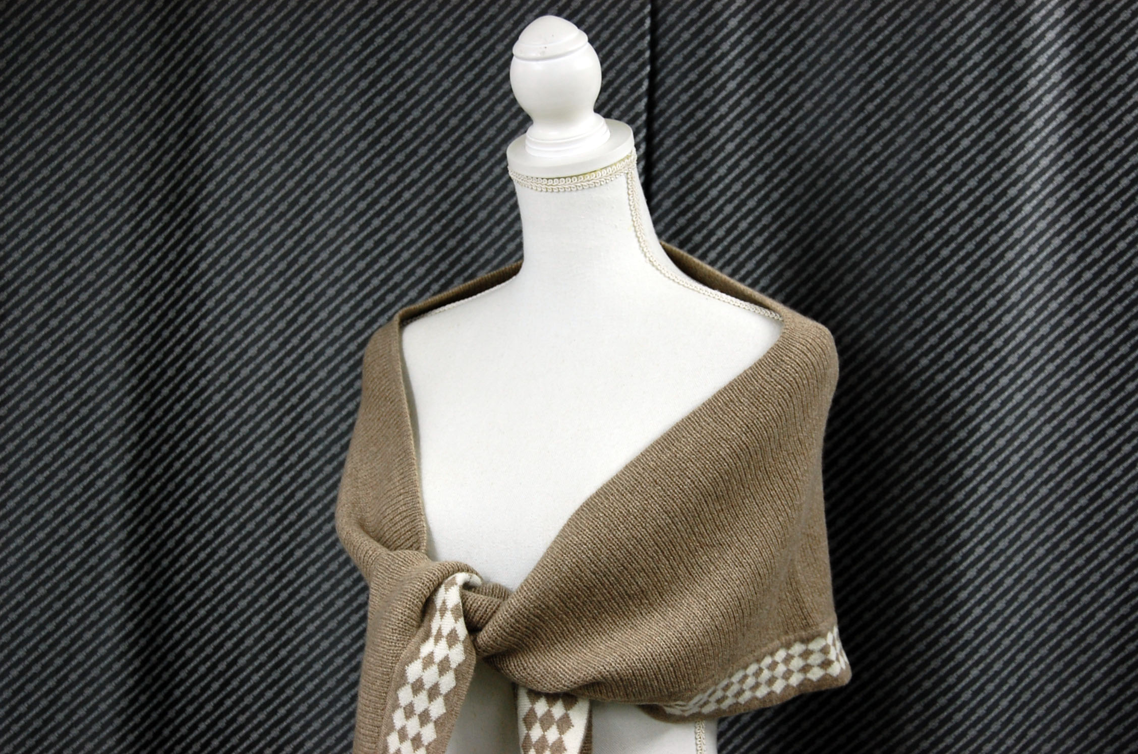 カシミヤニット　三角ストールの画像