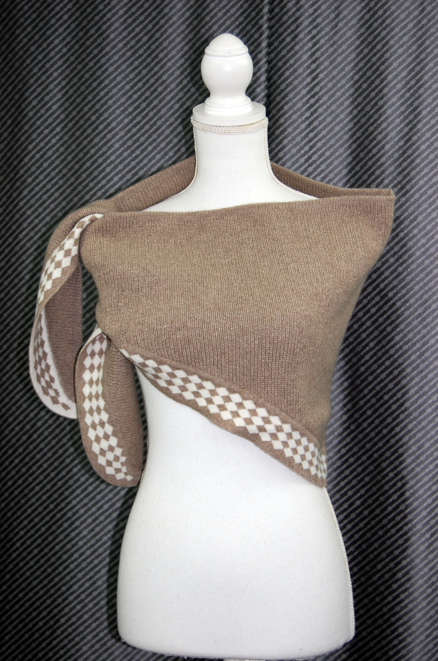 カシミヤニット　三角ストールの画像