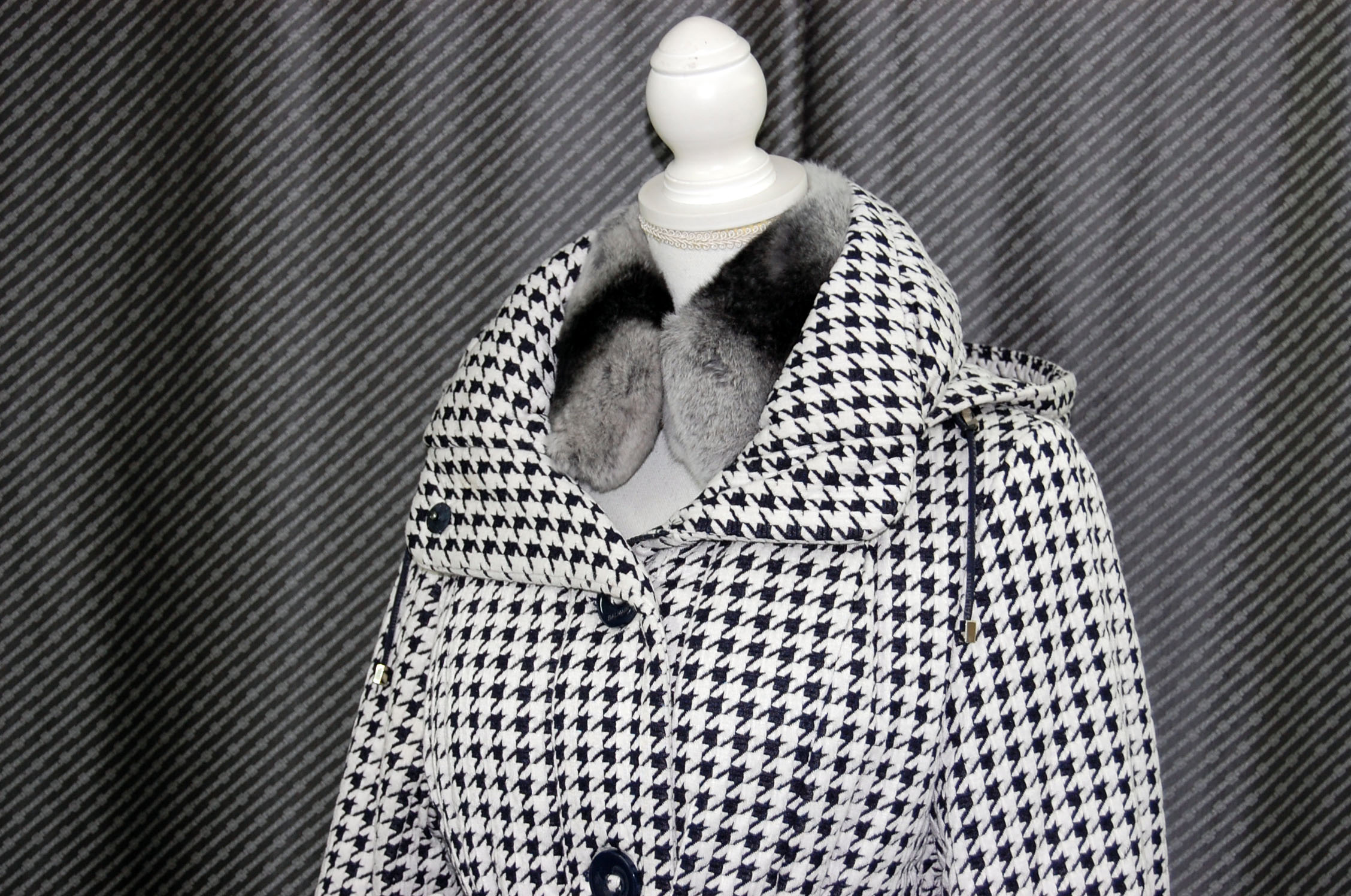 BALMAIN　千鳥柄フーディーダウンコート　Rexカラー付の画像
