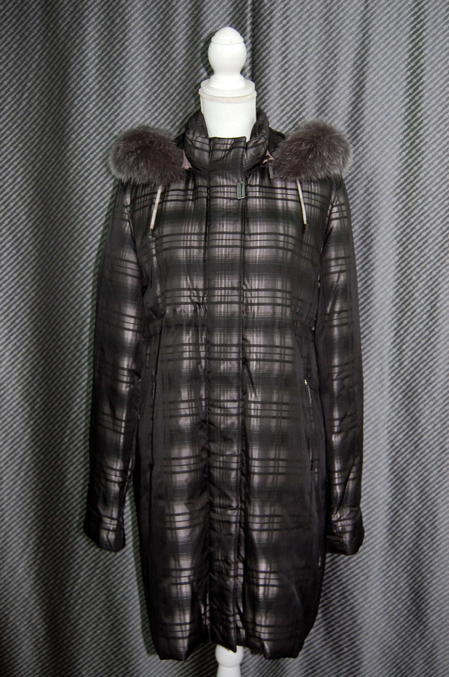 BALMAIN　チェック柄シルクフーディーダウンコート　Foxトリムの画像