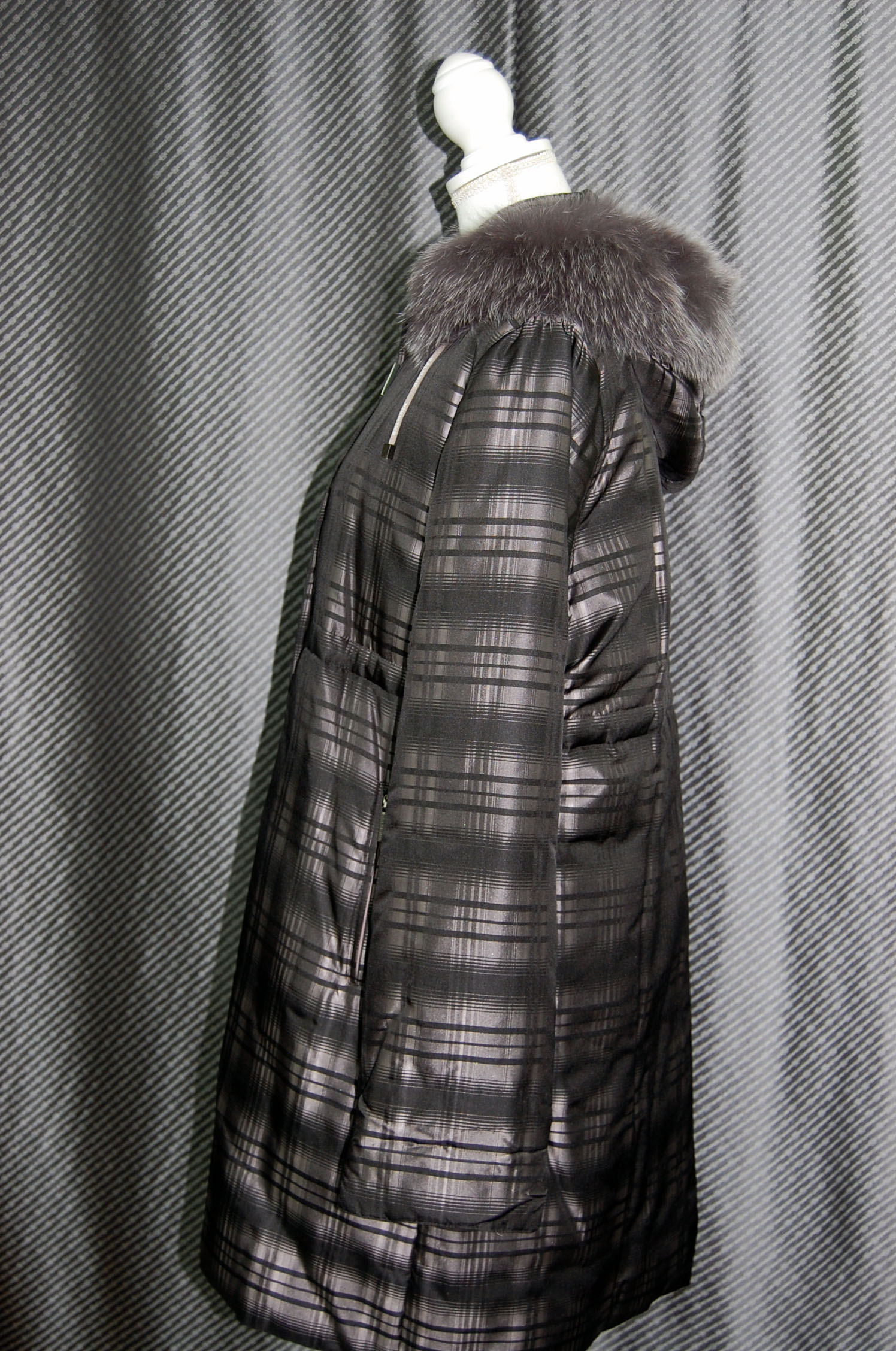 BALMAIN　チェック柄シルクフーディーダウンコート　Foxトリムの画像