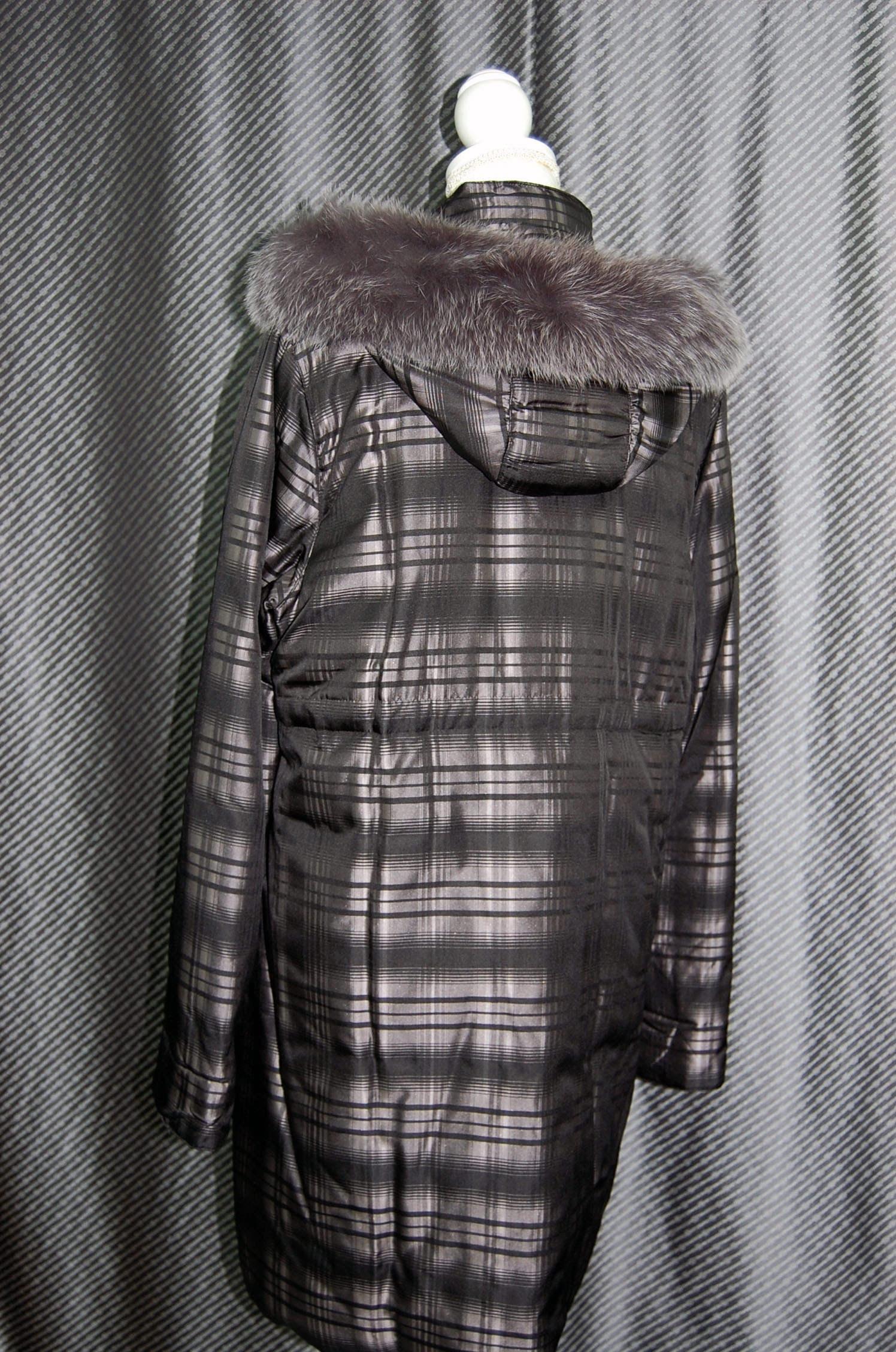 BALMAIN　チェック柄シルクフーディーダウンコート　Foxトリムの画像