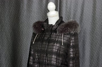 BALMAIN　チェック柄シルクフーディーダウンコート　Foxトリムの画像