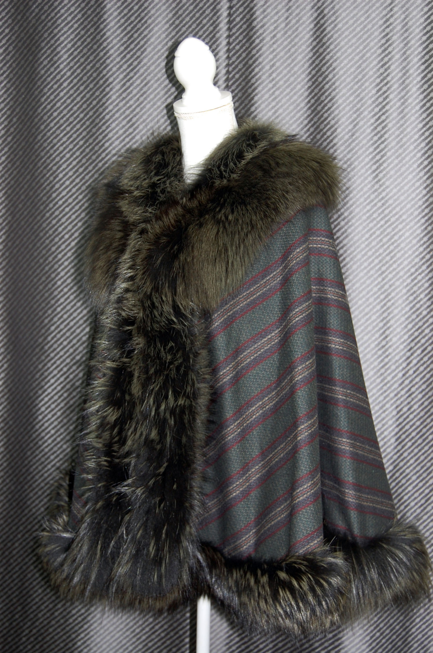 ウールストール　シルバーフォックストリムの画像