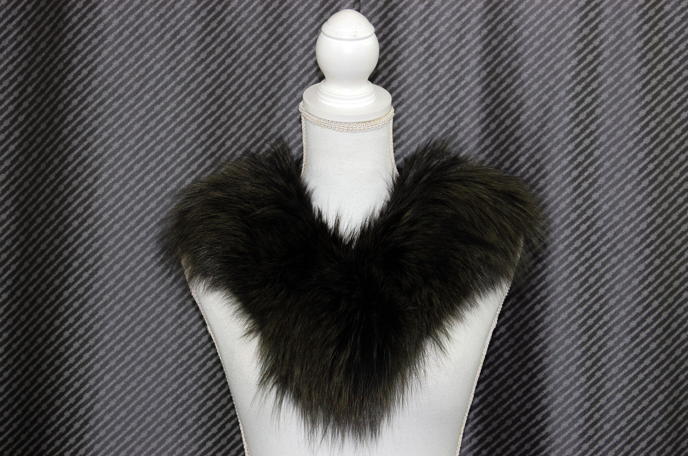 ウールストール　シルバーフォックストリムの画像