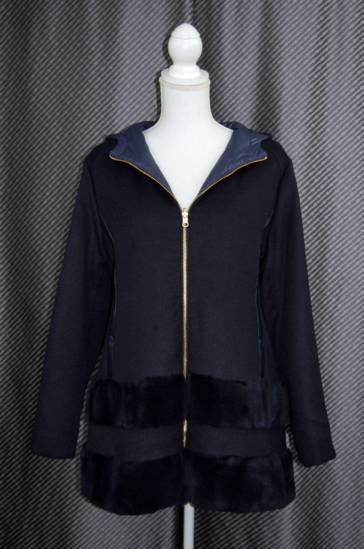 レッキスファー使い　ウール混＆ダウンリバーシブルフーディーコートの画像