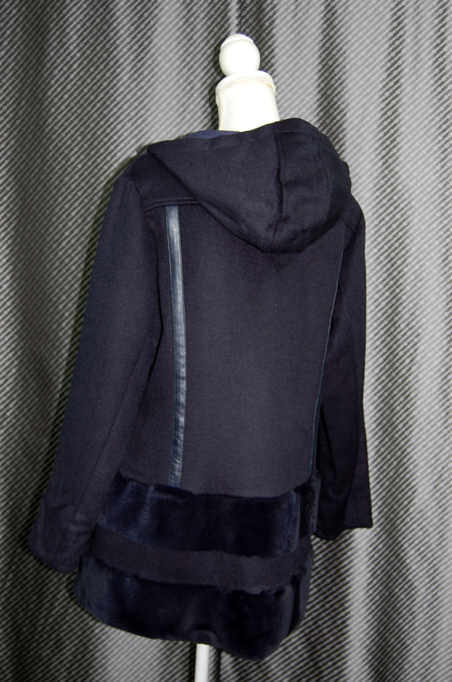 レッキスファー使い　ウール混＆ダウンリバーシブルフーディーコートの画像