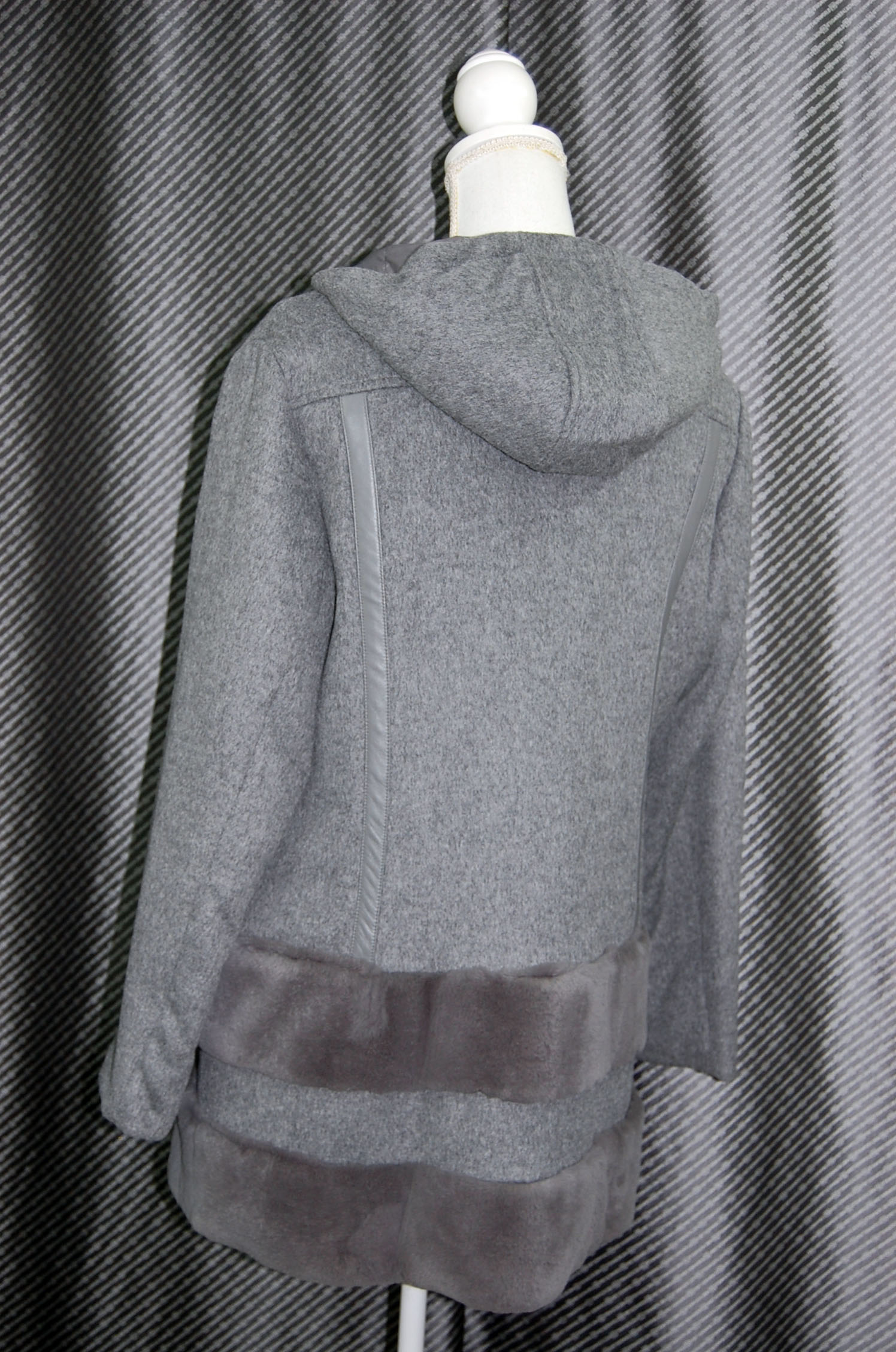 レッキスファー使い　ウール混＆ダウンリバーシブルフーディーコートの画像