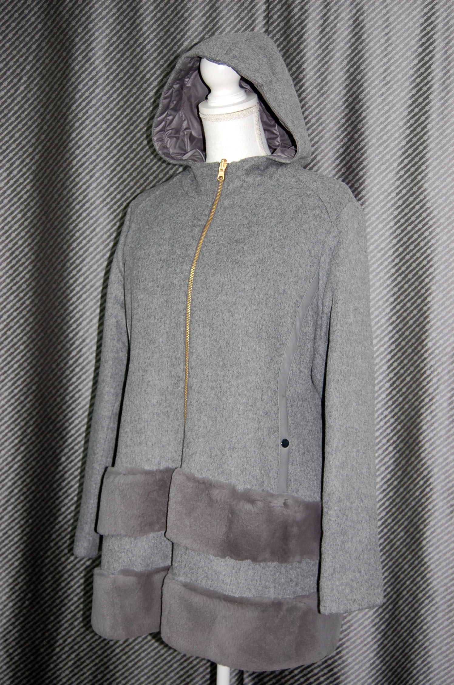 レッキスファー使い　ウール混＆ダウンリバーシブルフーディーコートの画像