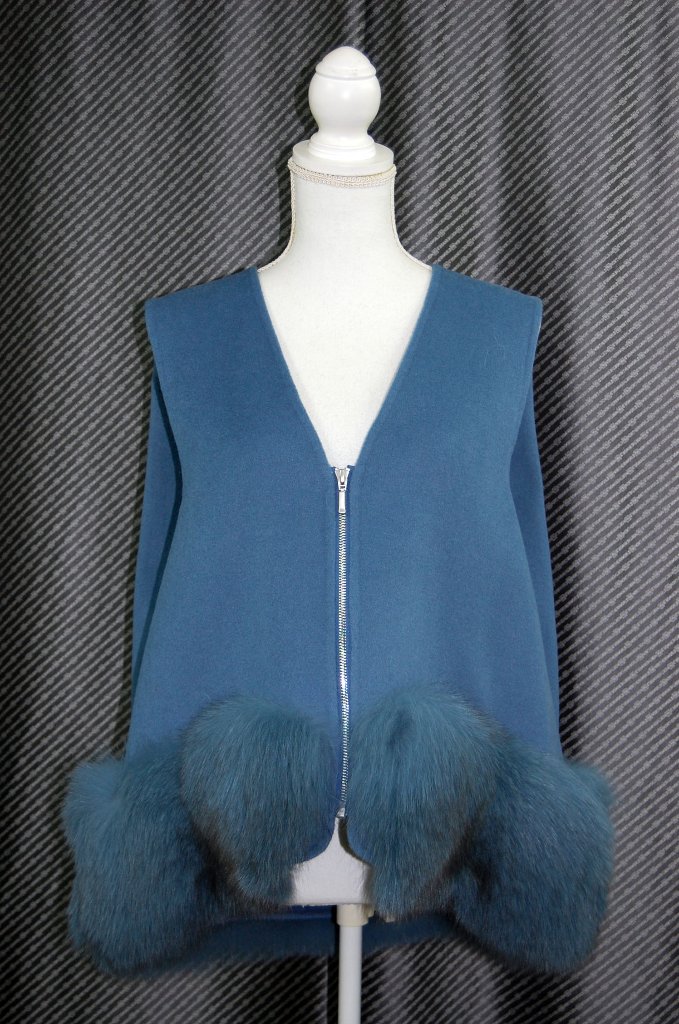 カシミヤ混ウール　デザインベスト　Foxトリムの画像