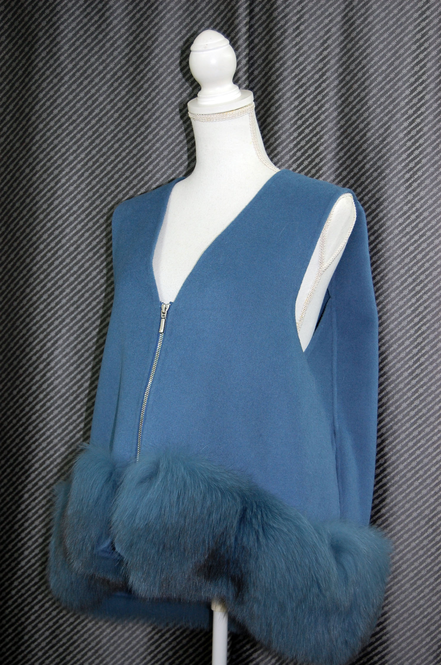 カシミヤ混ウール　デザインベスト　Foxトリムの画像