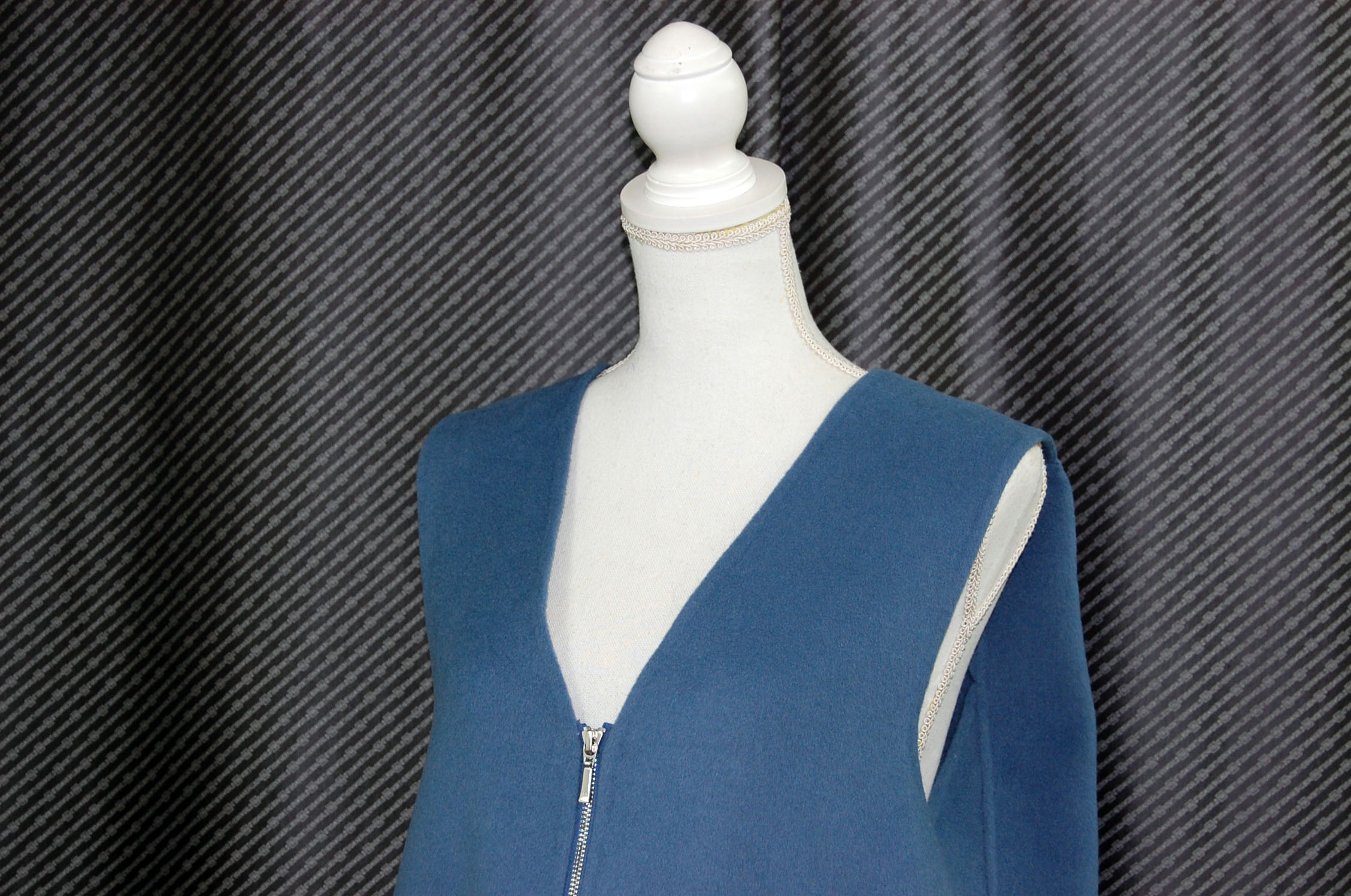 カシミヤ混ウール　デザインベスト　Foxトリムの画像