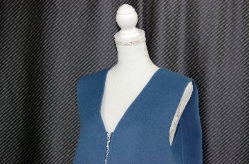 カシミヤ混ウール　デザインベスト　Foxトリムの画像