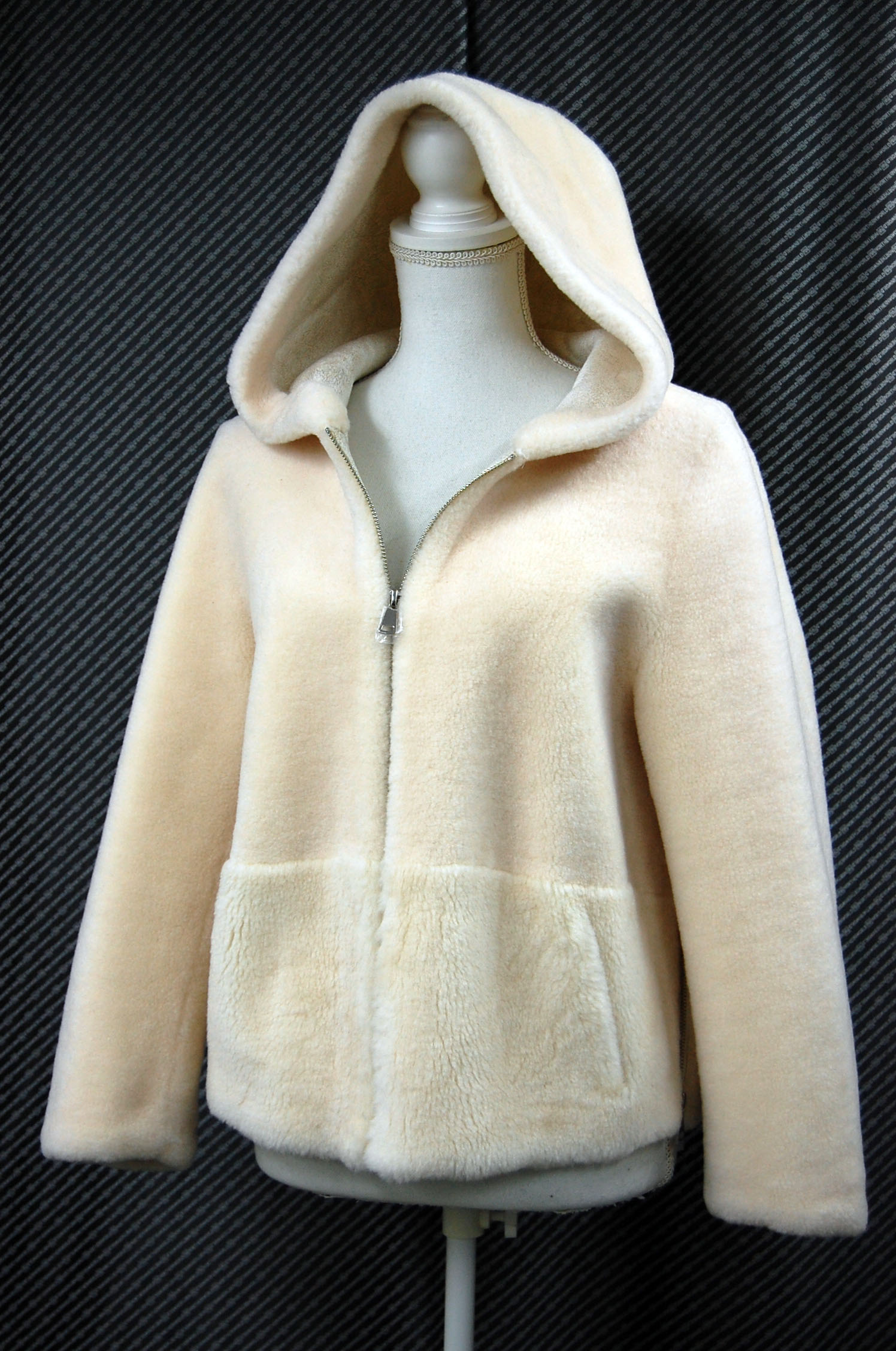 ラムウール　フーディージャケットの画像