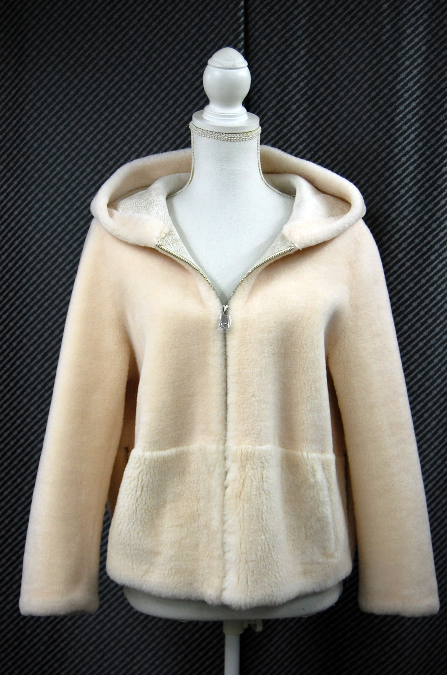 ラムウール　フーディージャケットの画像