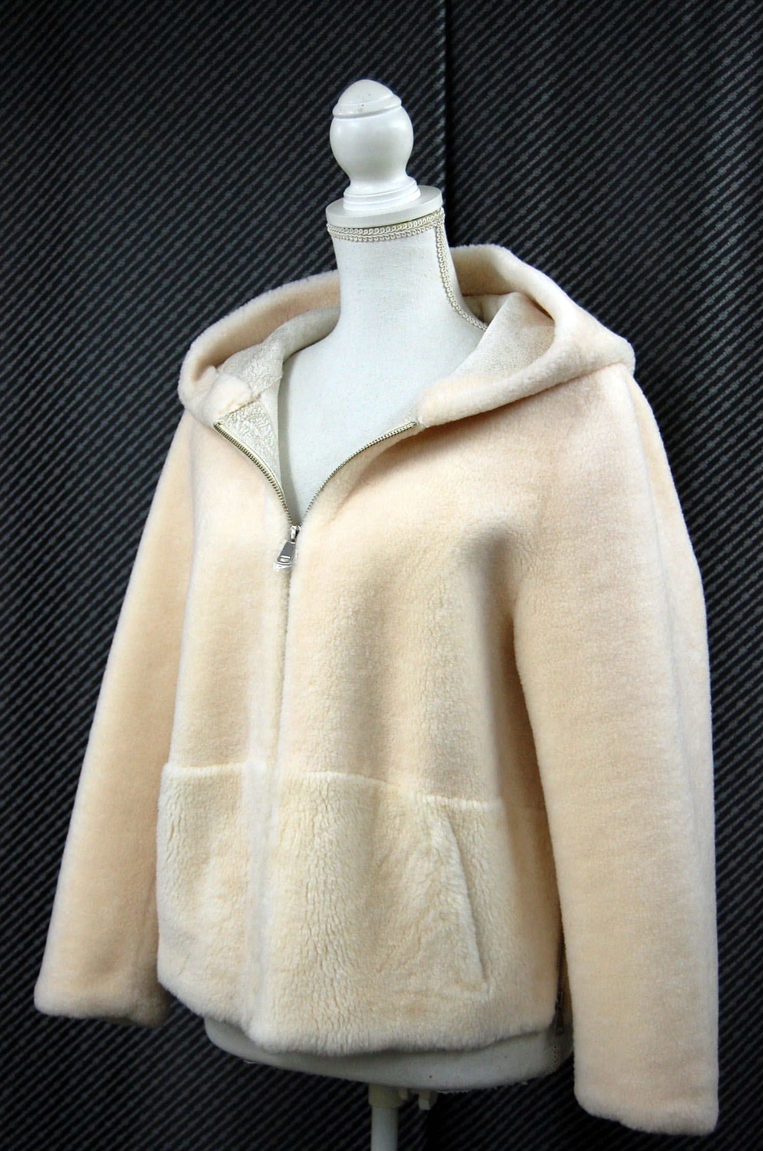 ラムウール　フーディージャケットの画像