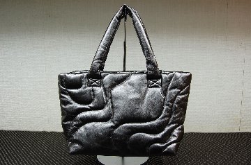メタリックラムレザー　カーブキルトトートバッグの画像