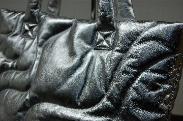 メタリックラムレザー　カーブキルトトートバッグの画像