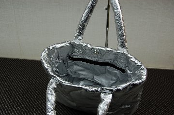 メタリックラムレザー　カーブキルトトートバッグの画像